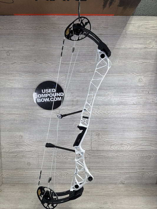 Mathews Title 36 G2 Left Hand White Riser Black Limbs