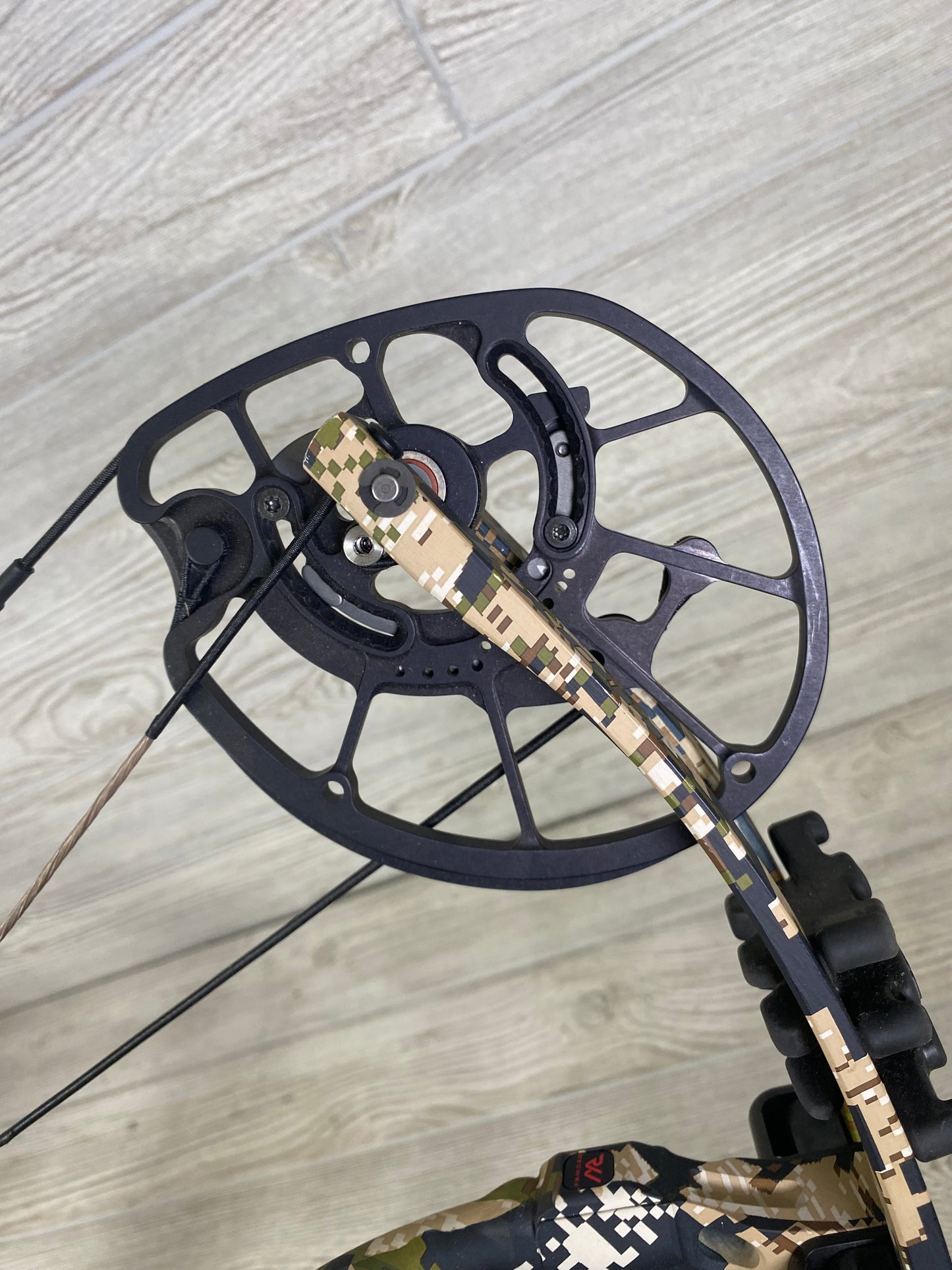 Hoyt RX-5 Sitka Subalpine 60-70# 25-30 Left hand PKG
