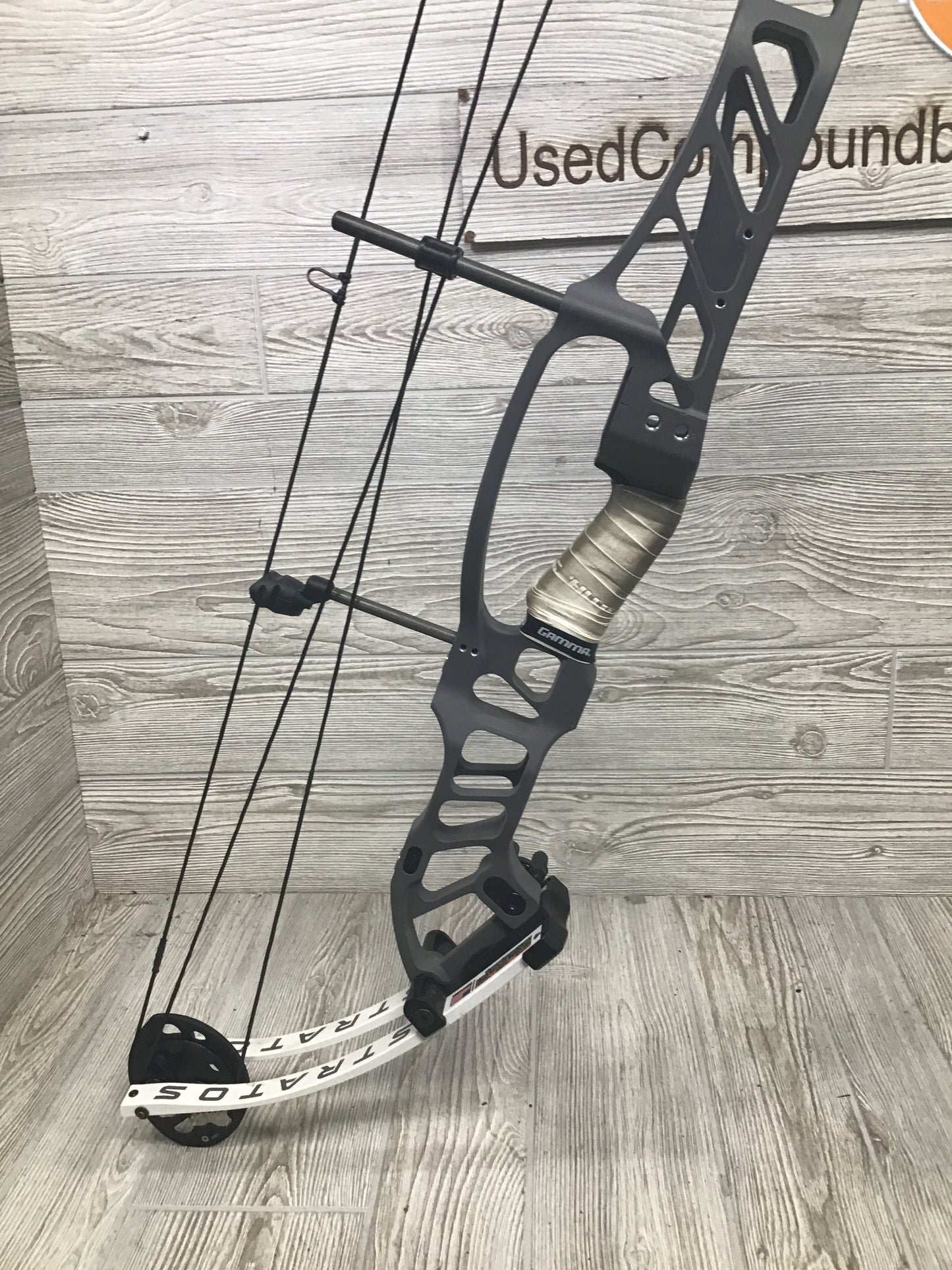 Used Hoyt STRATOS 40 SVX 5 cam Right Handed Slate Gray/White Limbs 50-60#