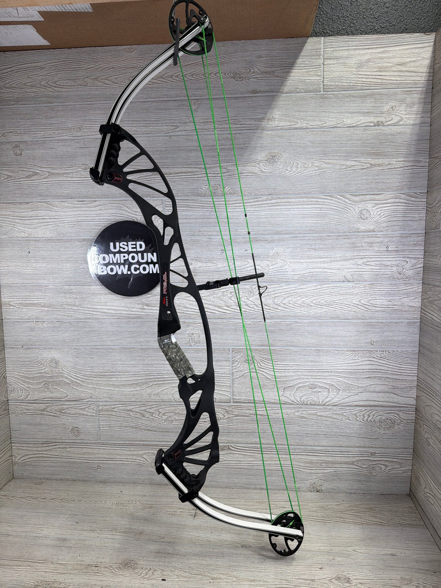 Used Right-Handed/Black and White Hoyt Prevail 40 SVX #4 30.5-31.5" 50-60#
