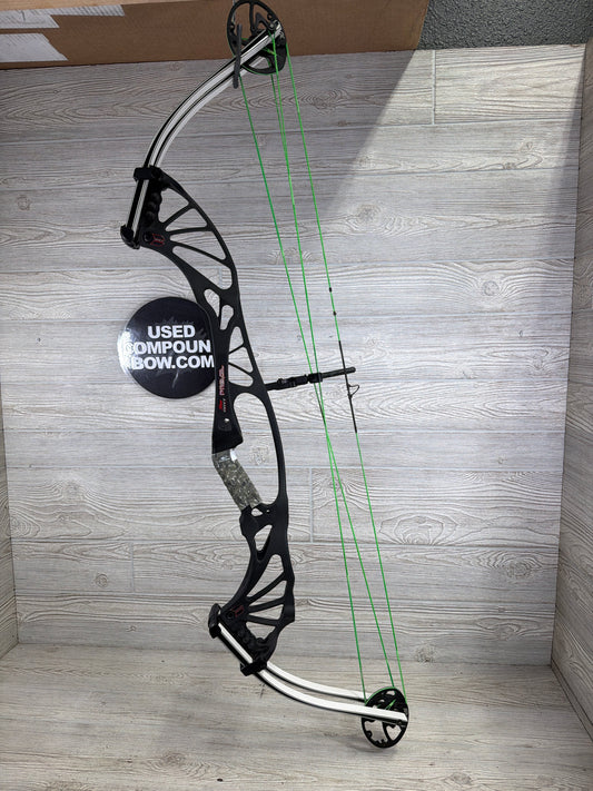 Used Right-Handed/Black and White Hoyt Prevail 40 SVX #4 30.5-31.5" 50-60#