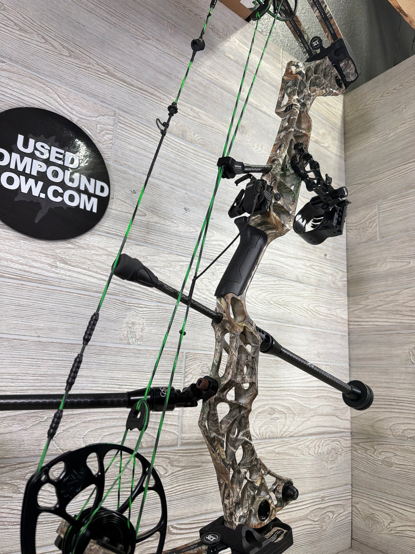 Used Mathews V3 31 30" 70lb RH Realtree Edge PKG