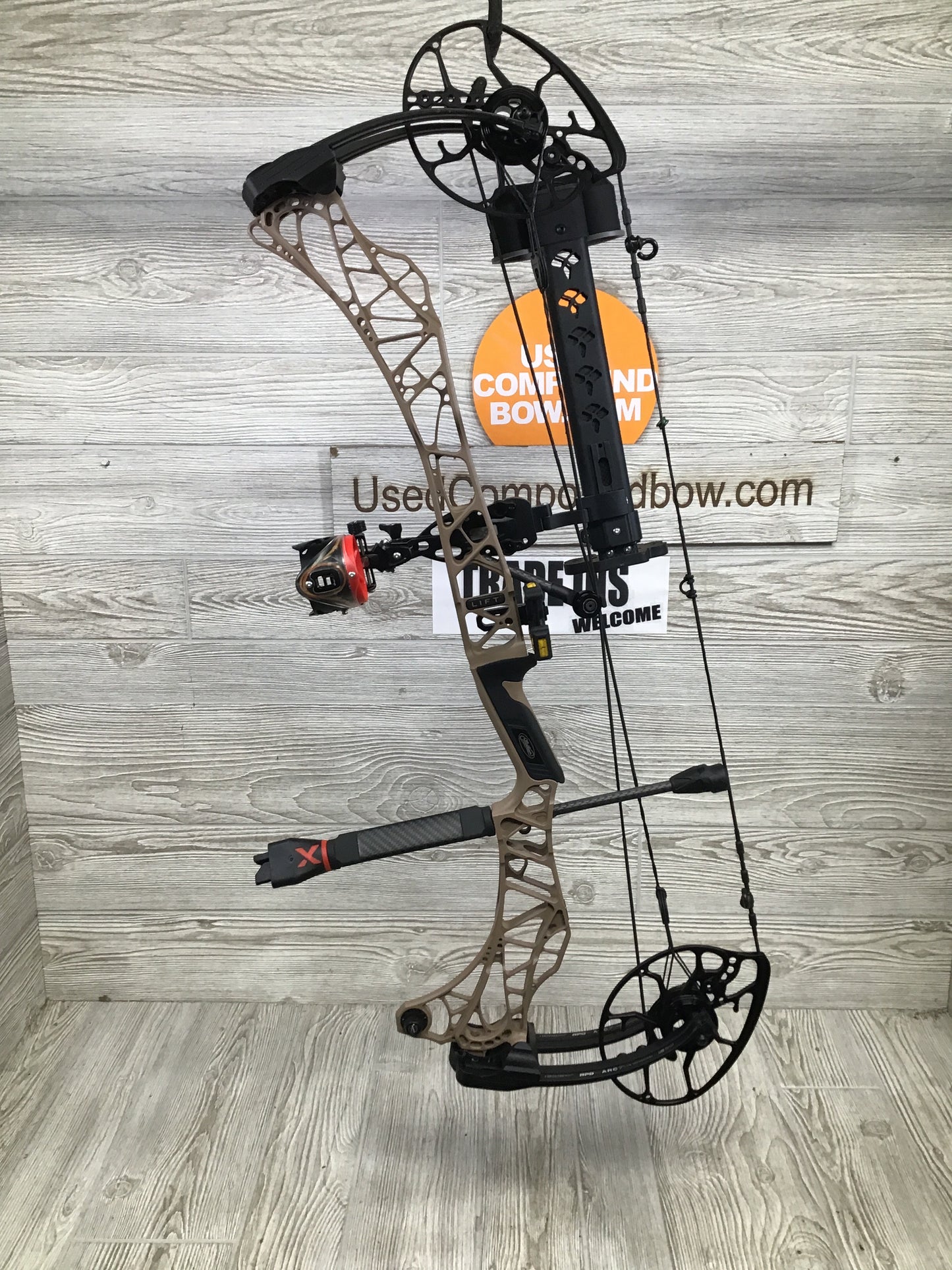 Used Mathews Lift X 29.5 Earth Riser/ Black Limbs Right Hand 27.5/60# package