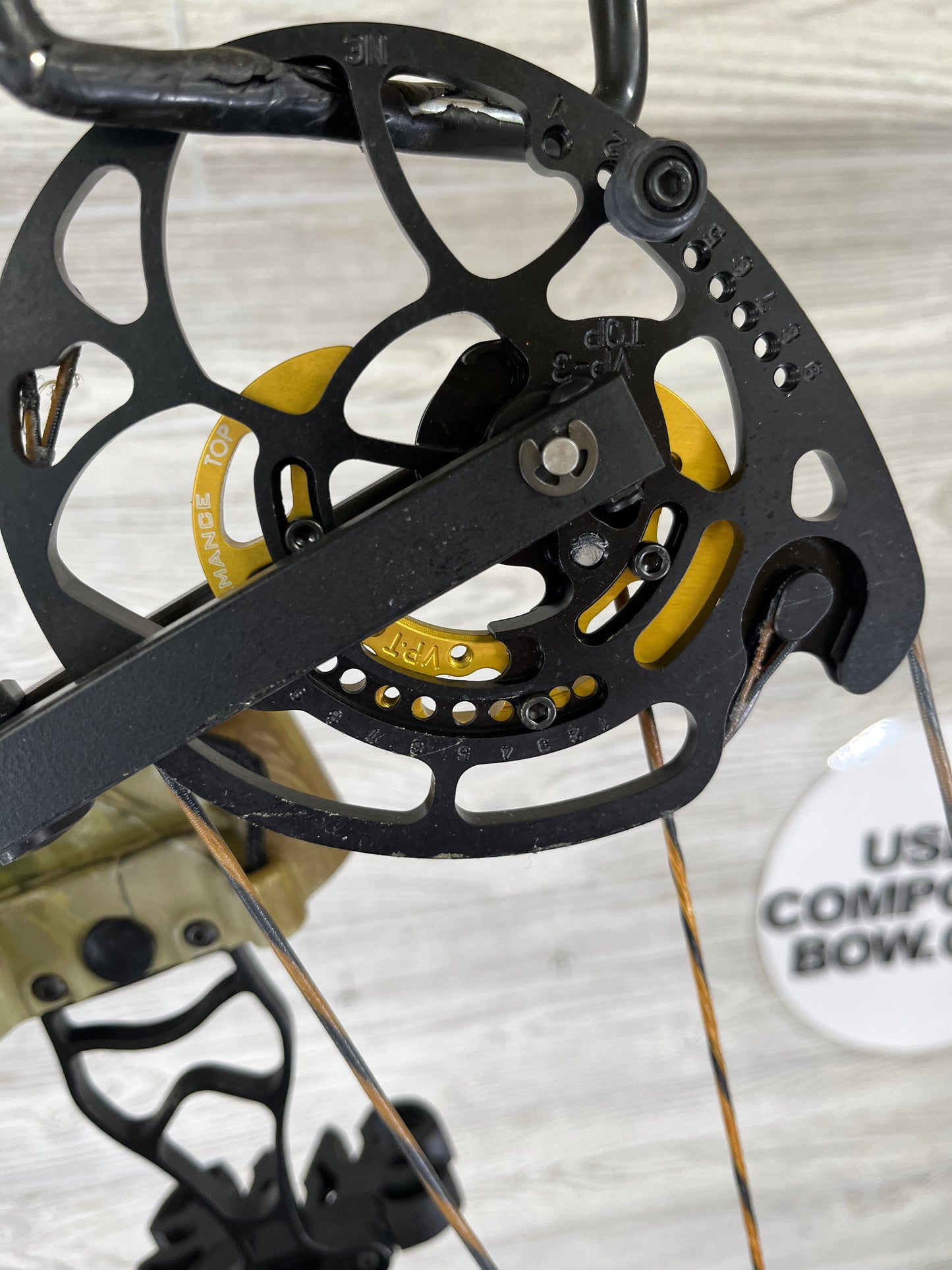Bowtech Carbon Icon Right Handed 60-70# Camo package