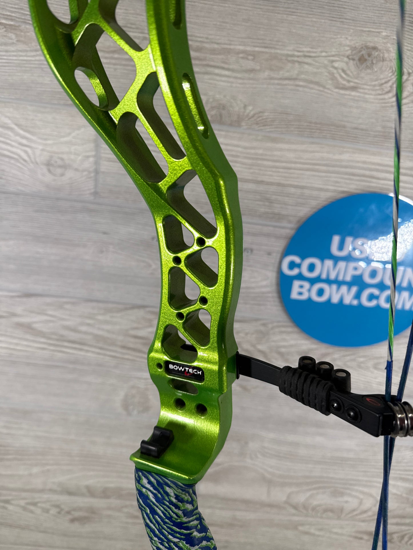 Used Bowtech Reckoning SD Illusion Green white limbs rh #50