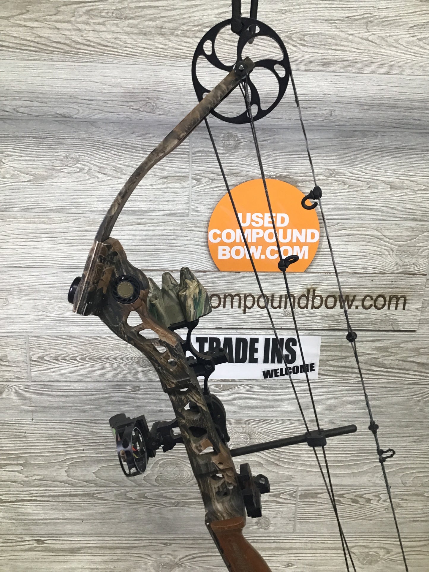 Used Mathews Q2 XL 28" 60lb Right Handed Bow PKG