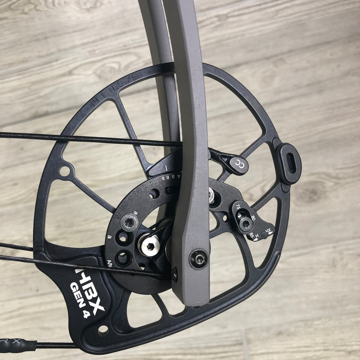 Used Hoyt Alpha AX-2 29 Tombstone RH 60-70# 29.5"