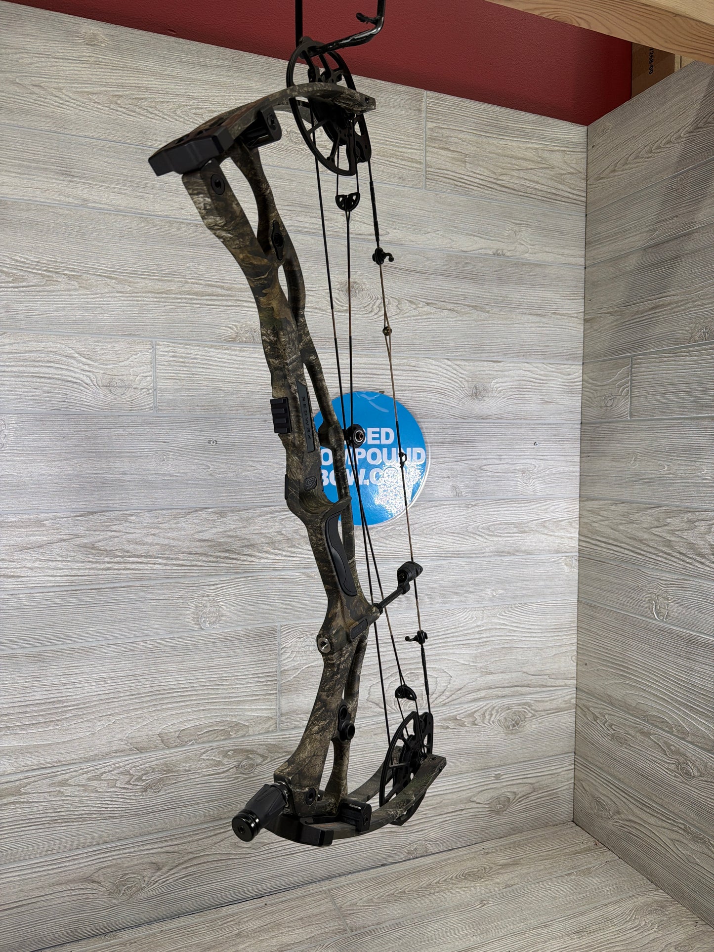 Used Hoyt RX-9 27.25" 70lb Realtree Apex Right hand Bow