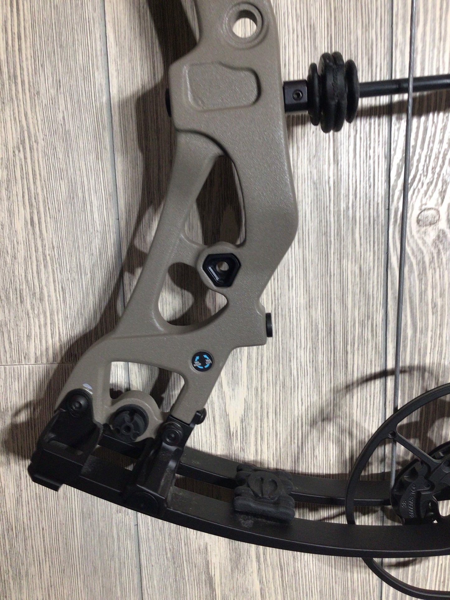 Elite Era Carbon Left Handed Mountain Tan 70# Bow PKG