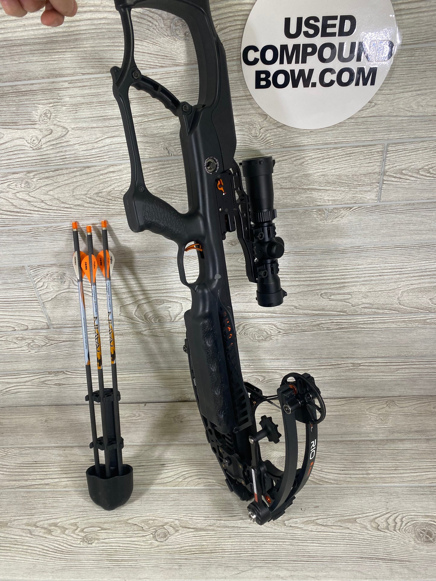 Used Ravin R10 crossbow w/ 3 BOLTS