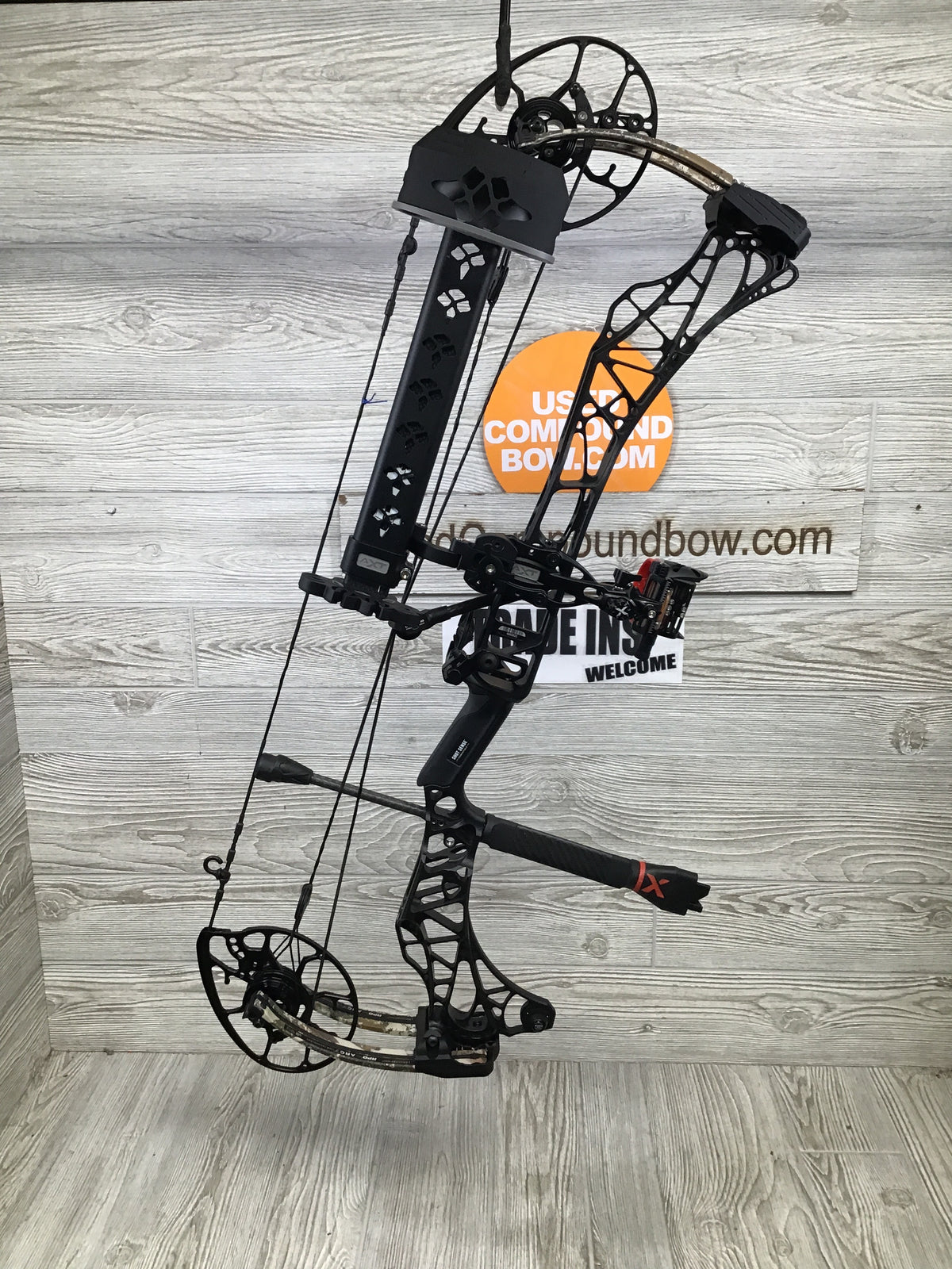 Used Mathews Lift X 29.5 Right Hand 29"/70# Black Riser/First Lite Limb Package