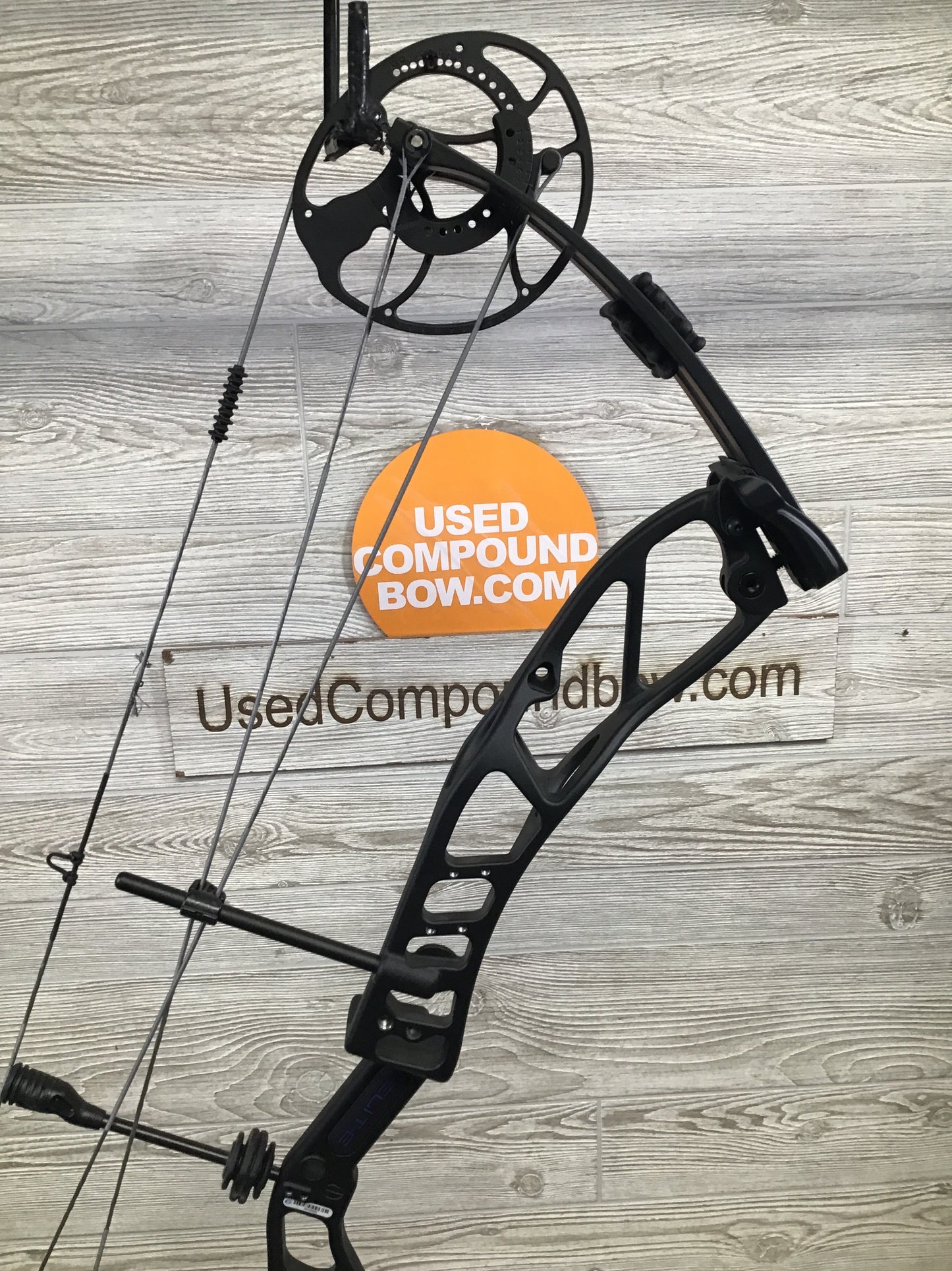 Used Elite Terrain RH Black 25.5-31.5" 55-70# Bow