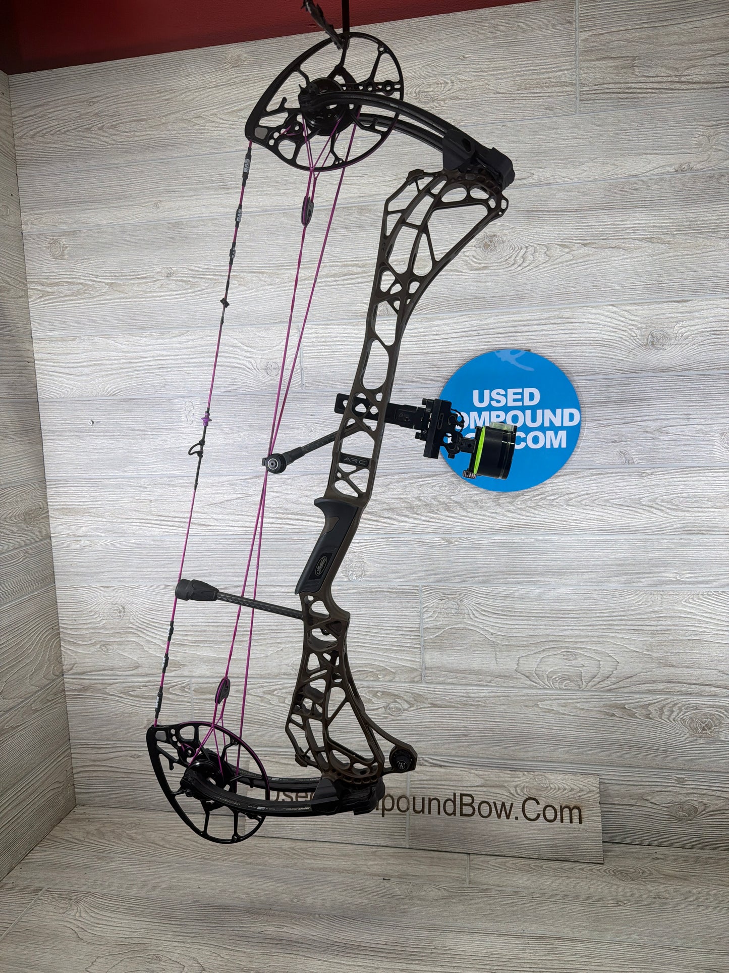 Used Mathews ARC 30 29" 70lbZ Left Hand Kodiak Brown/Black Limbs Bow w/Black Gold Pro Single Pin