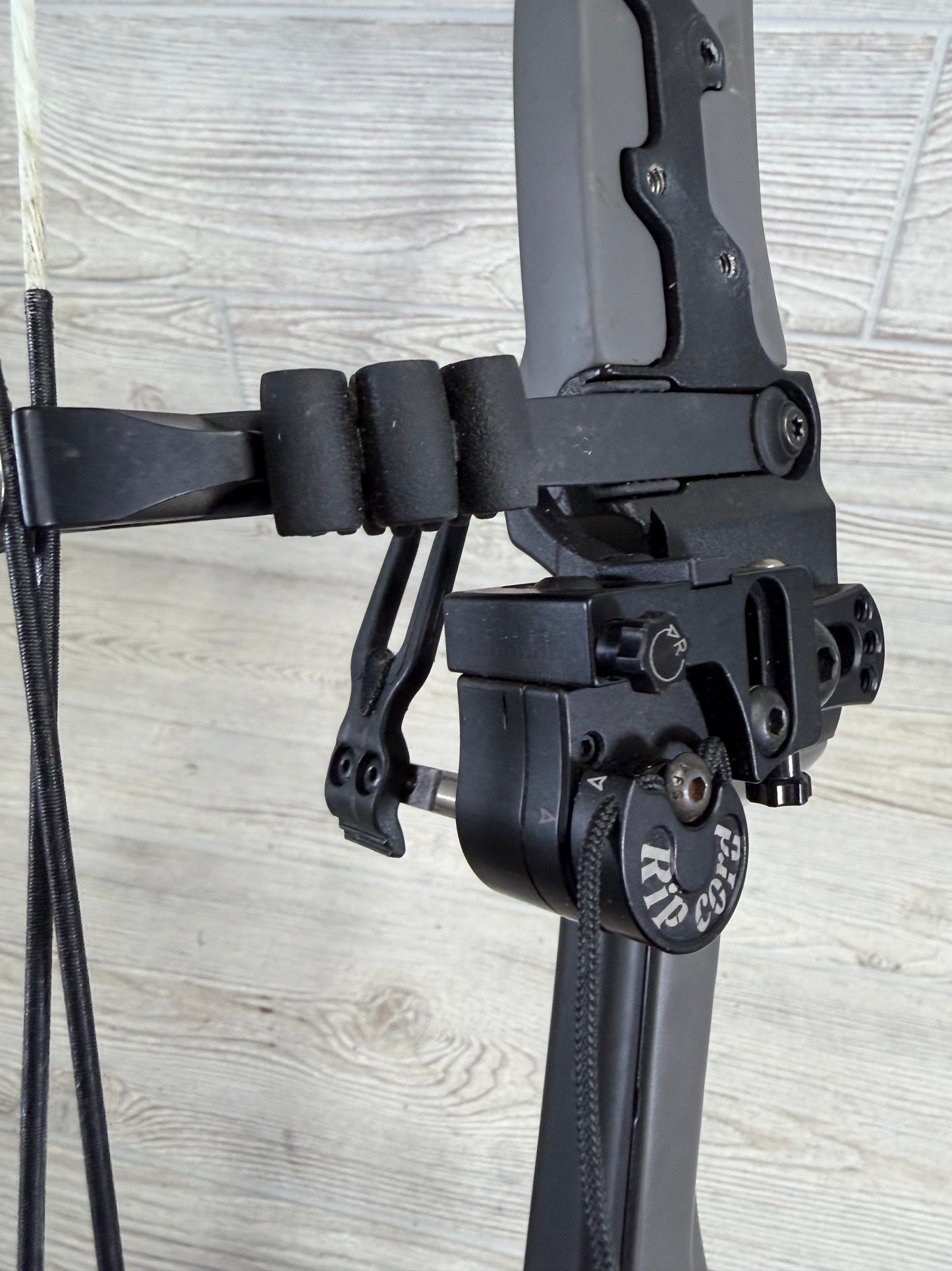 Bowtech Carbon One 60-70# RH Smoke Grey with Gas Bowstrings