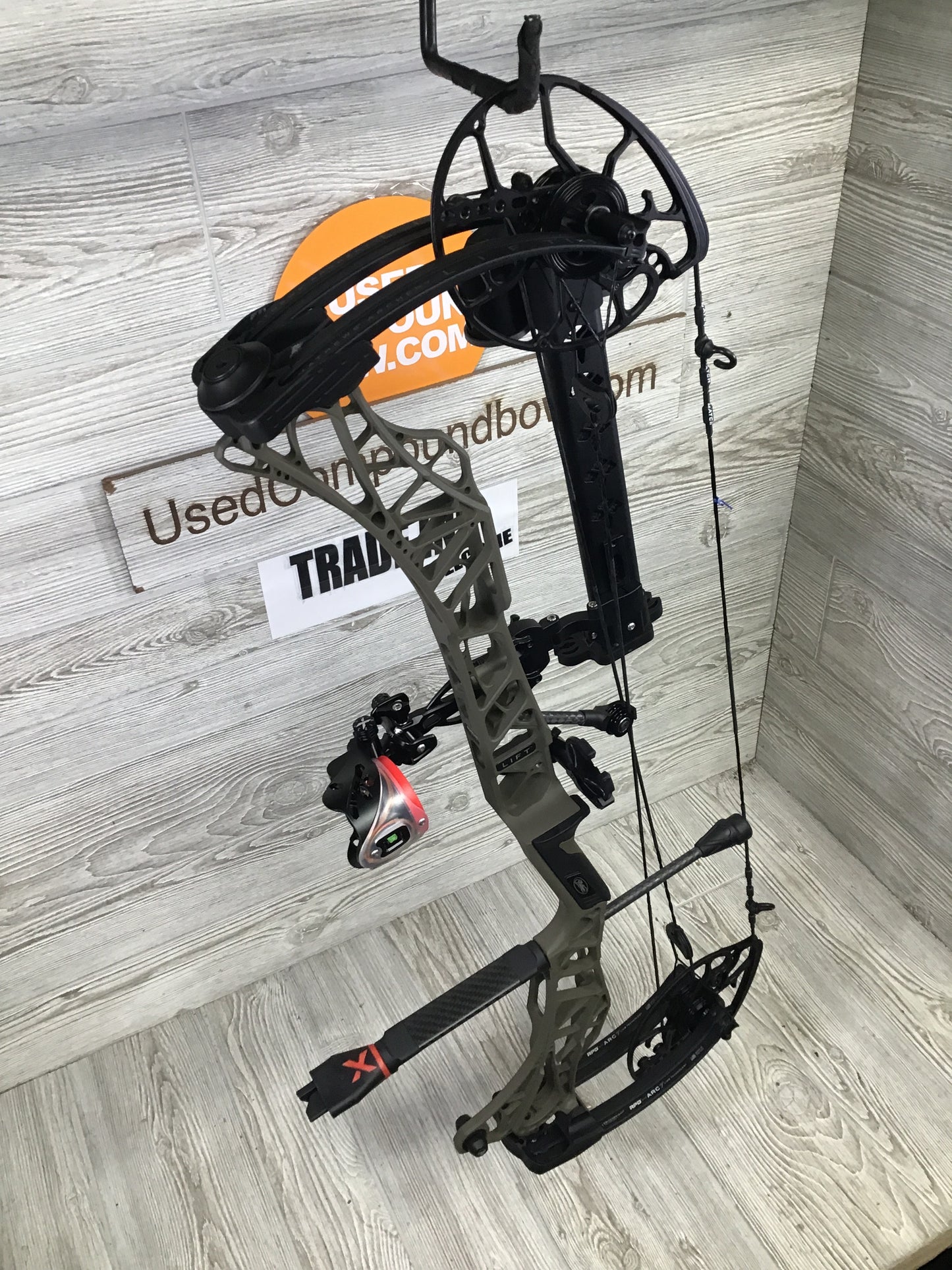 Used Mathews Lift X 29.5 Right Hand Ambush Green Riser/ Black limbs 30/60# package