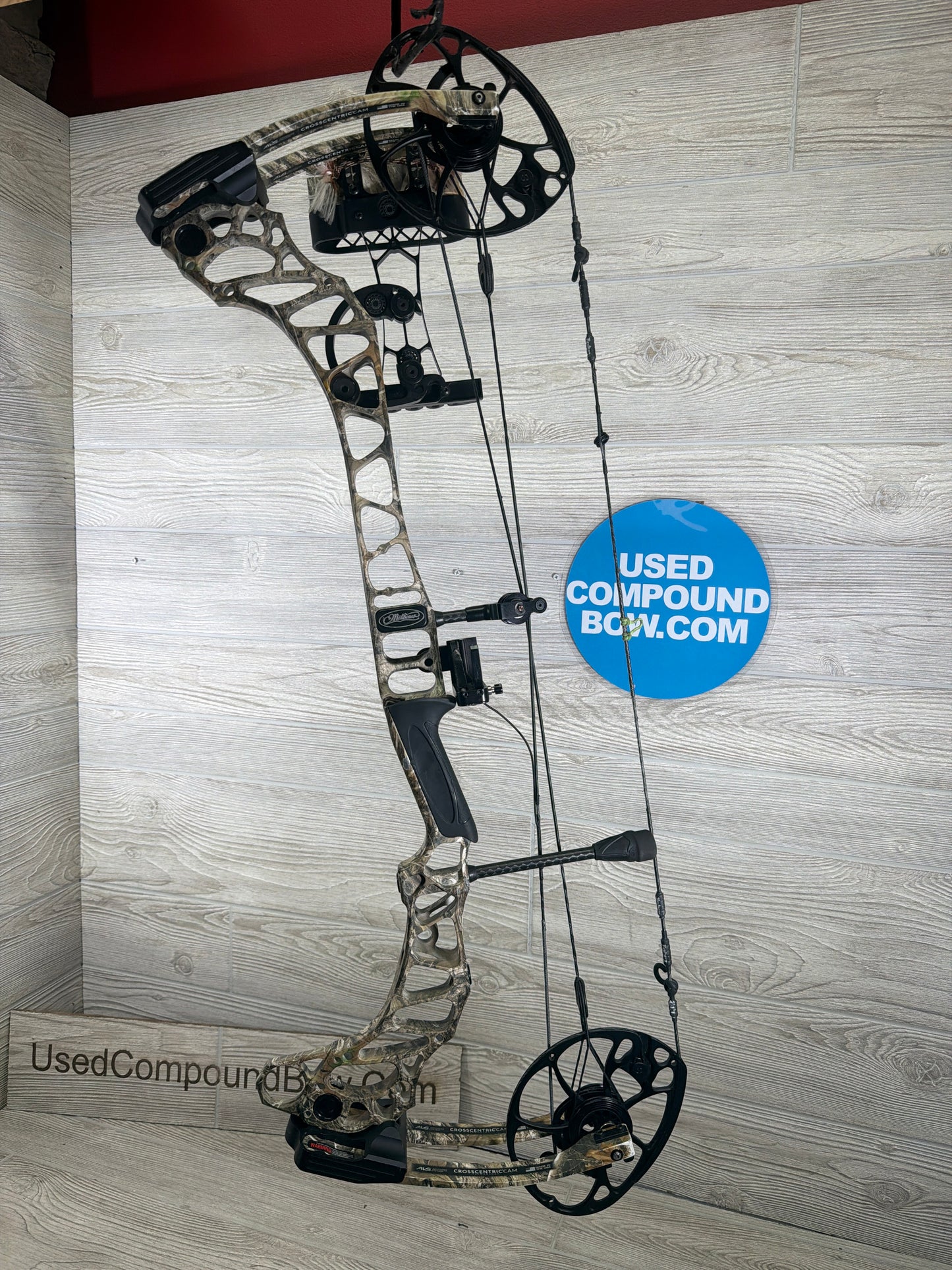 Used Mathews Vertix 28" 70lb Realtree Edge Right Hand Bow Pkg