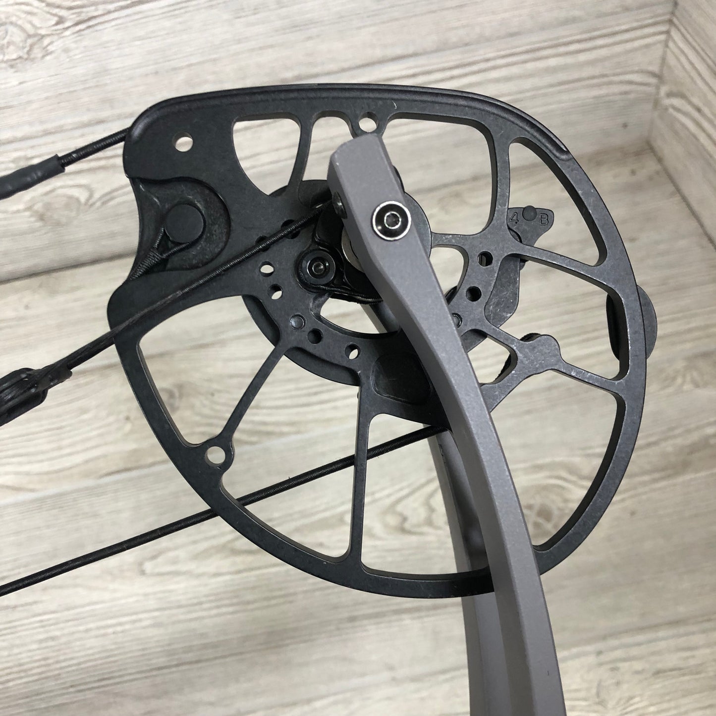 Used Hoyt Alpha AX-2 29 Tombstone LH 70# max