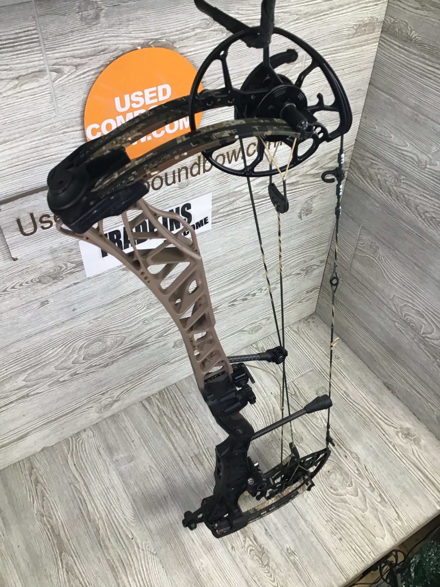 Used Mathews Lift X 33 Earth Fade W/ Subalpine limbs Right Hand 28/70