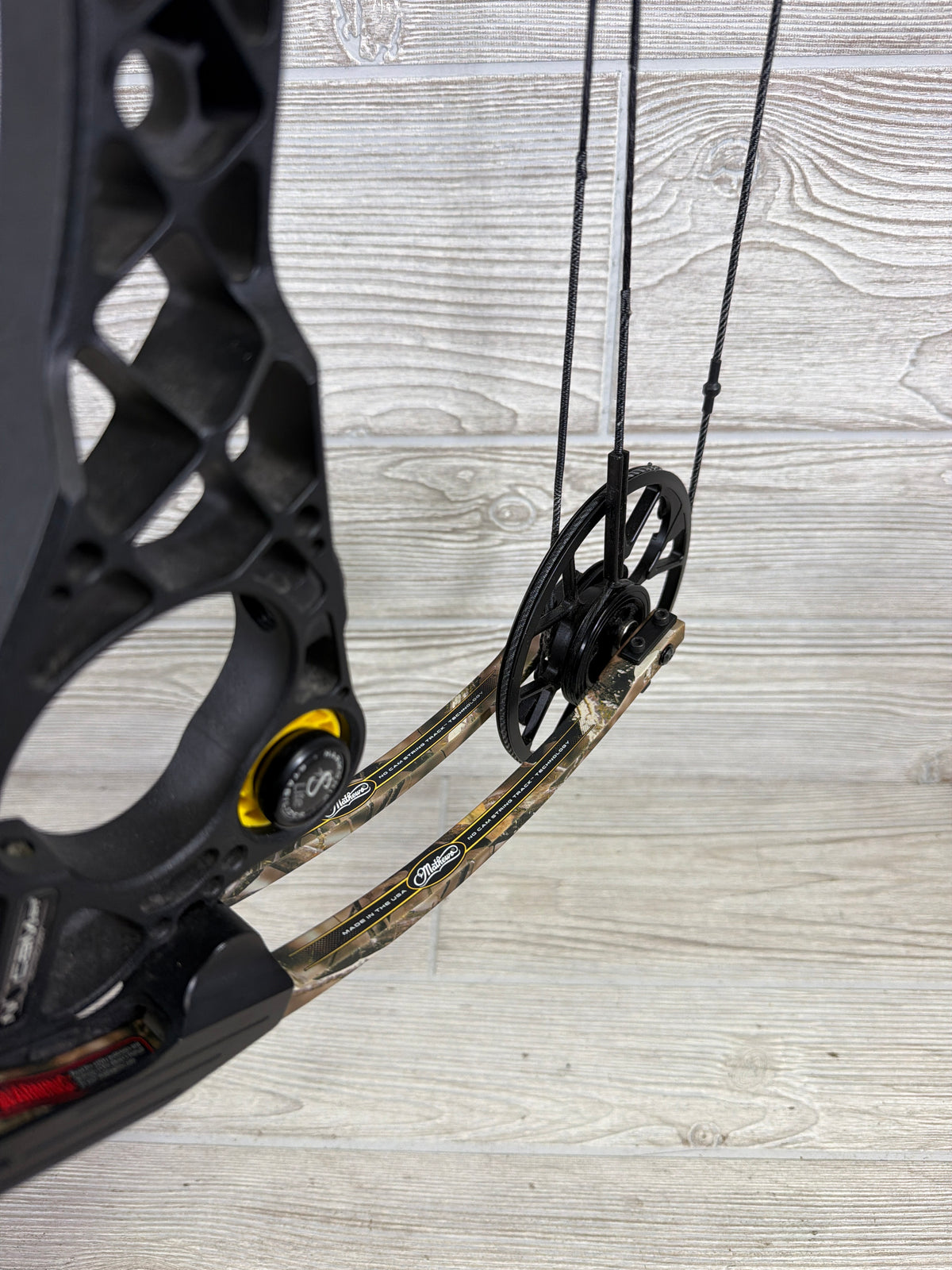 Used Mathews No Cam HTR  RH 30" 60lbs Black Riser/ Camo Limbs PKG