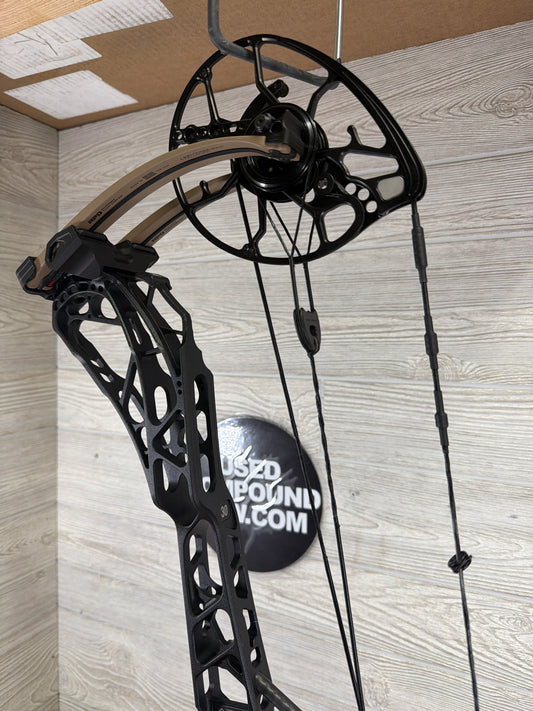 Used Mathews Arc 30 RH Black/ Earth Limbs