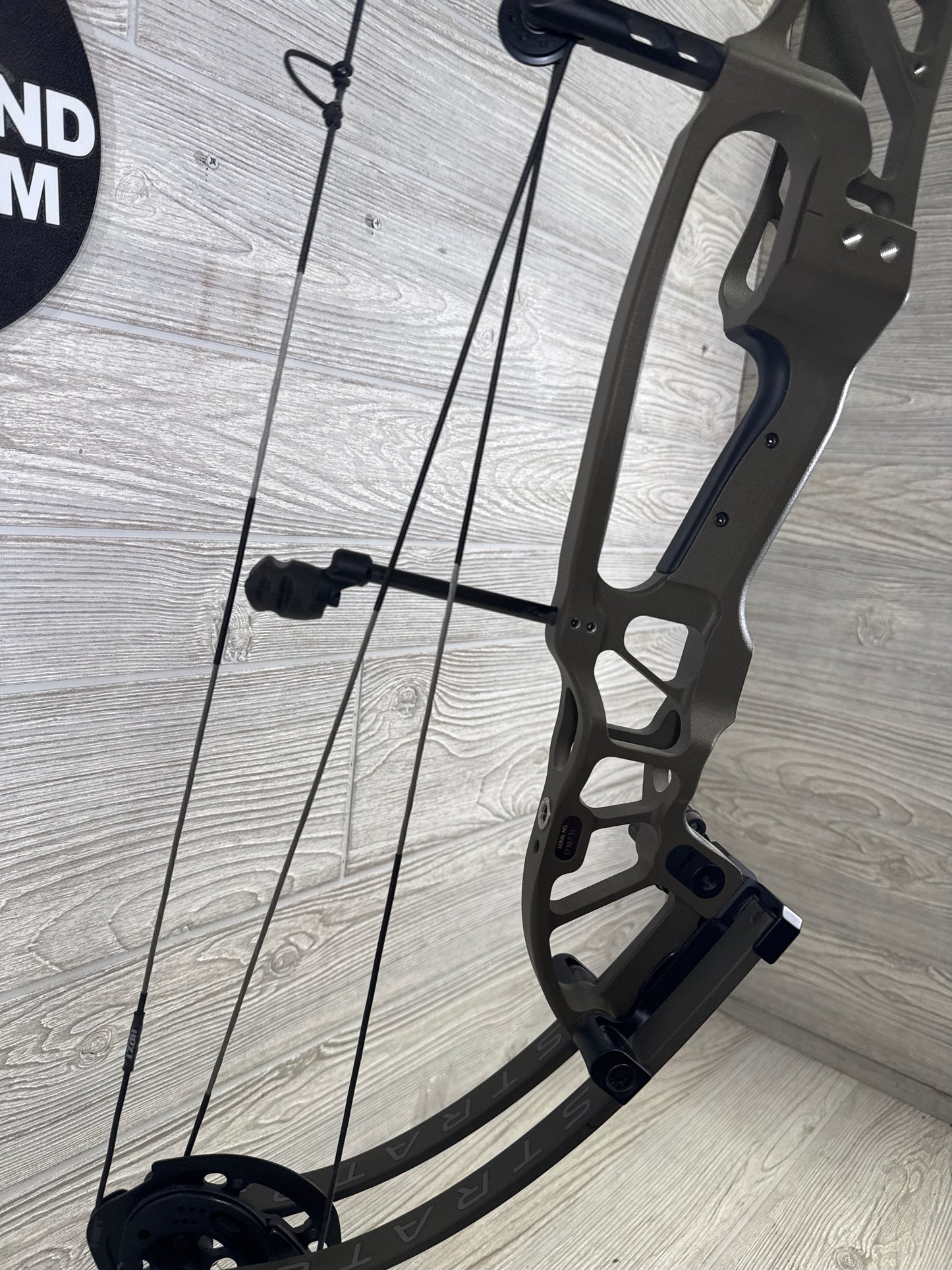 Used Hoyt Stratos 36 Right Handed Wilderness HBT 2 cam 24.5"-31"