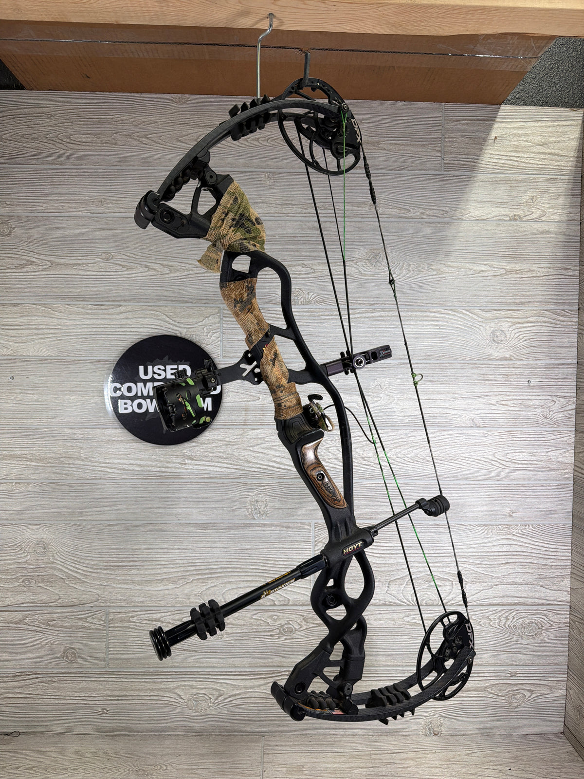 Used Hoyt Carbon Defiant #3 cam 29" 70lb Right Black Bow PKG