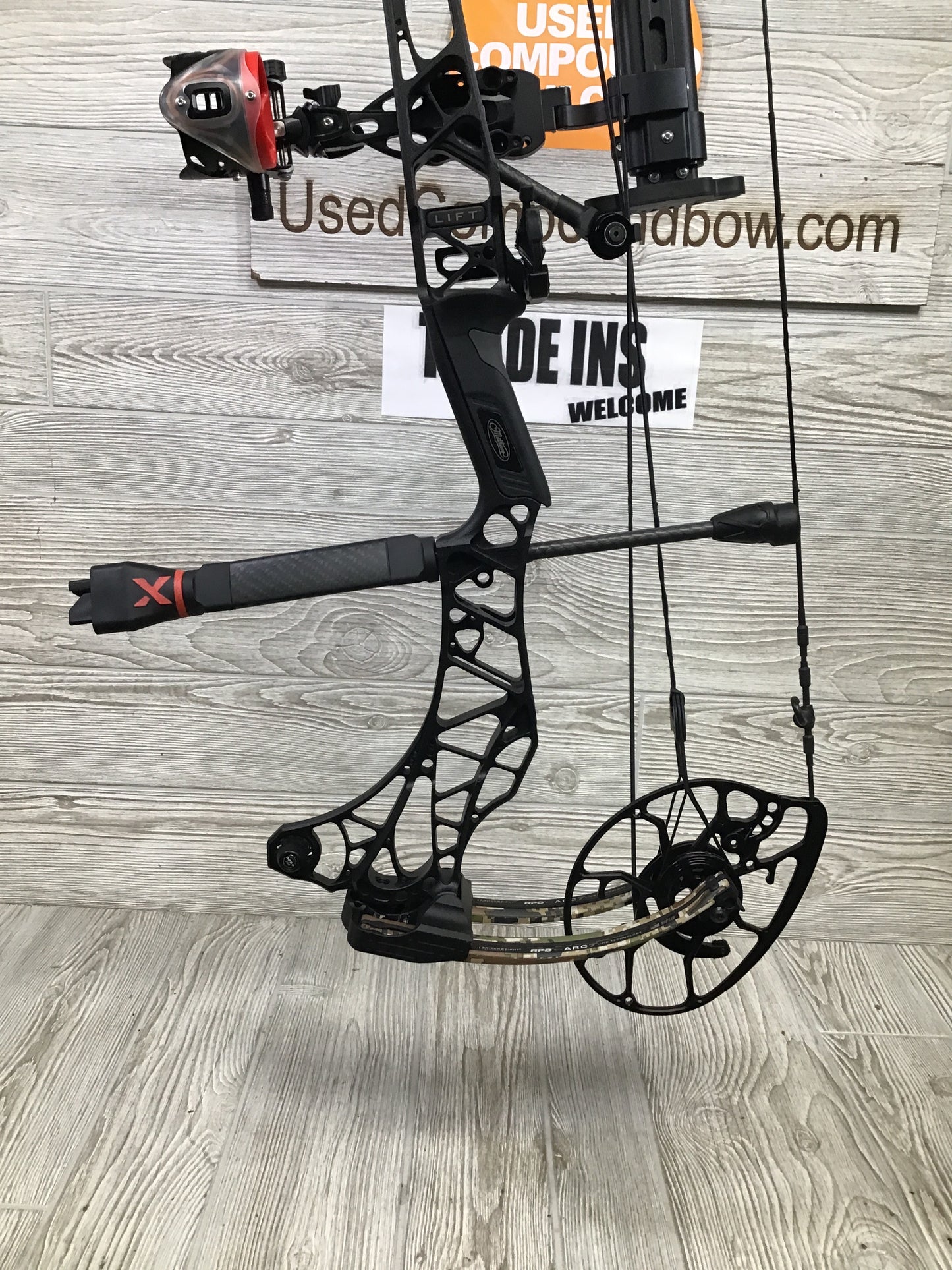 Used Mathews Lift X 29.5 Right Hand 28/70# Black Riser/Subalpine Package