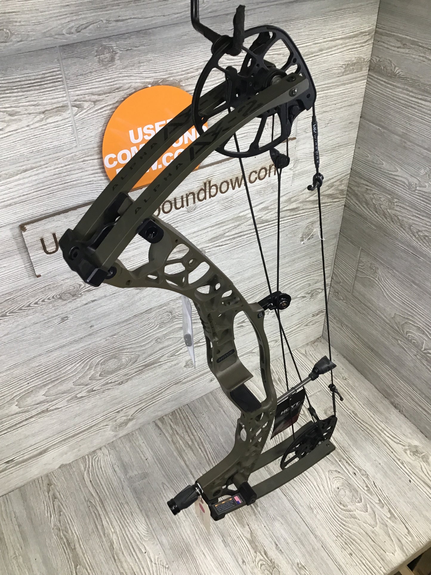 NEW Hoyt Alpha AX-2 29 Right Handed Wilderness Green 60-70#/25-30"