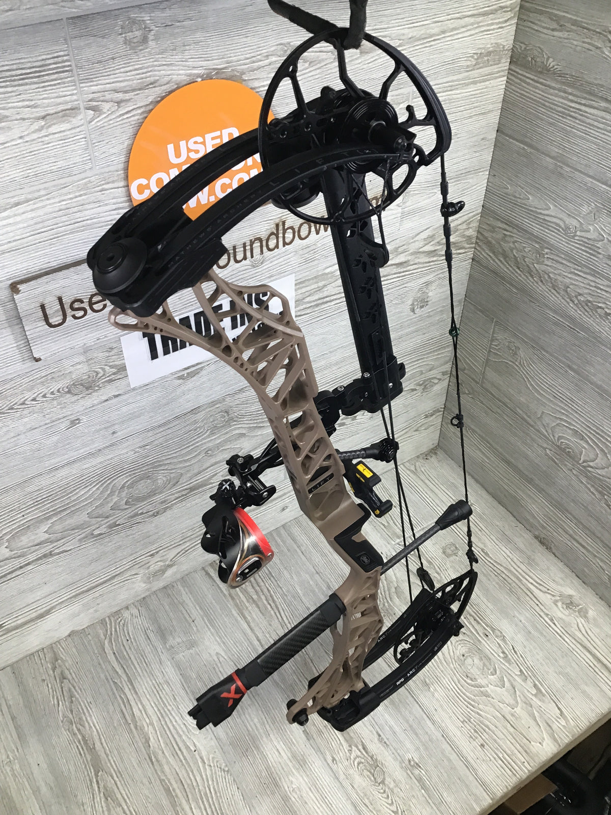 Used Mathews Lift X 29.5 Earth Riser/ Black Limbs Right Hand 27.5/60# package