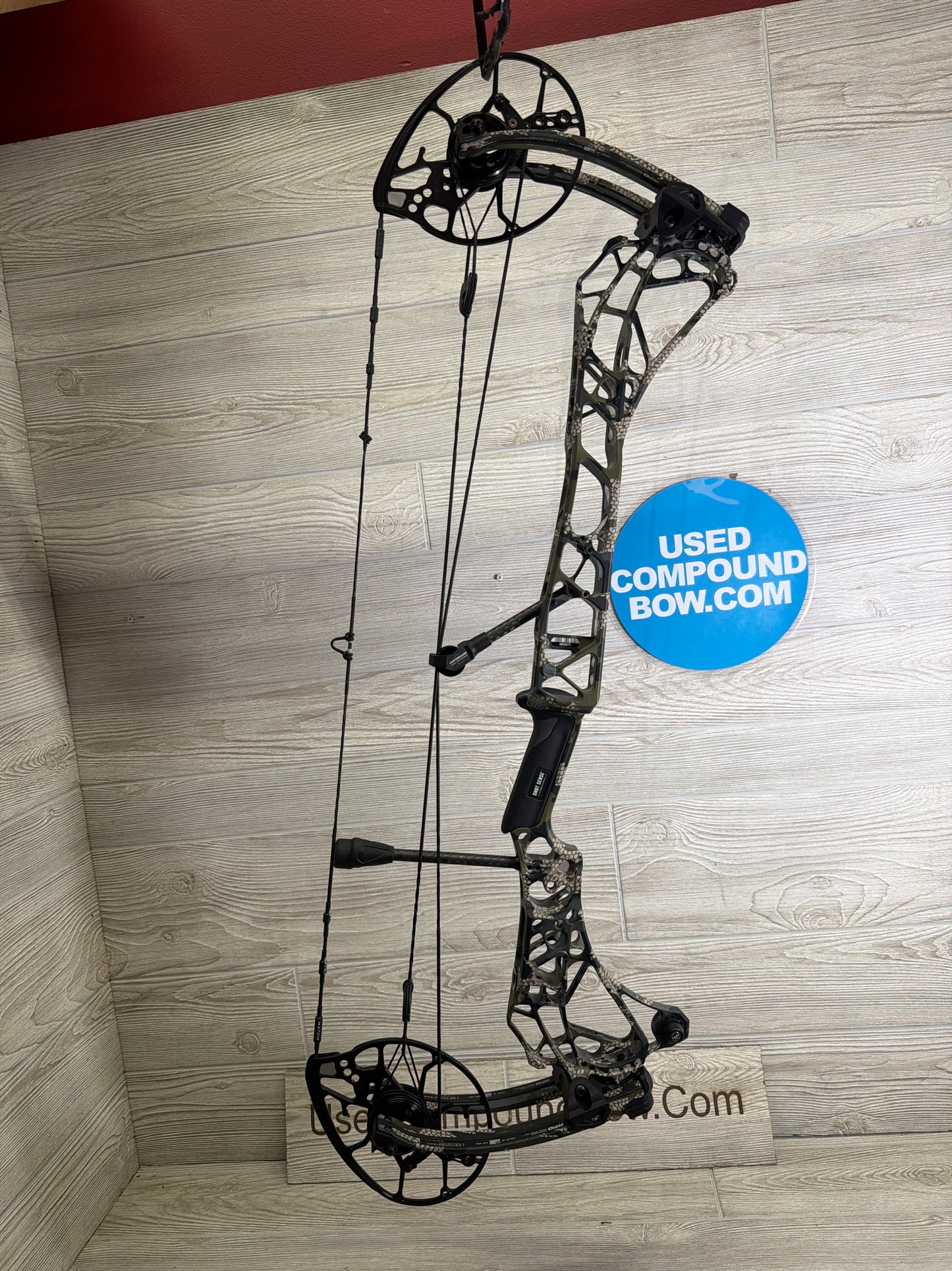 Used Mathews ARC 30 29.5" 60lb Kuiu Verde Right Hand Bow