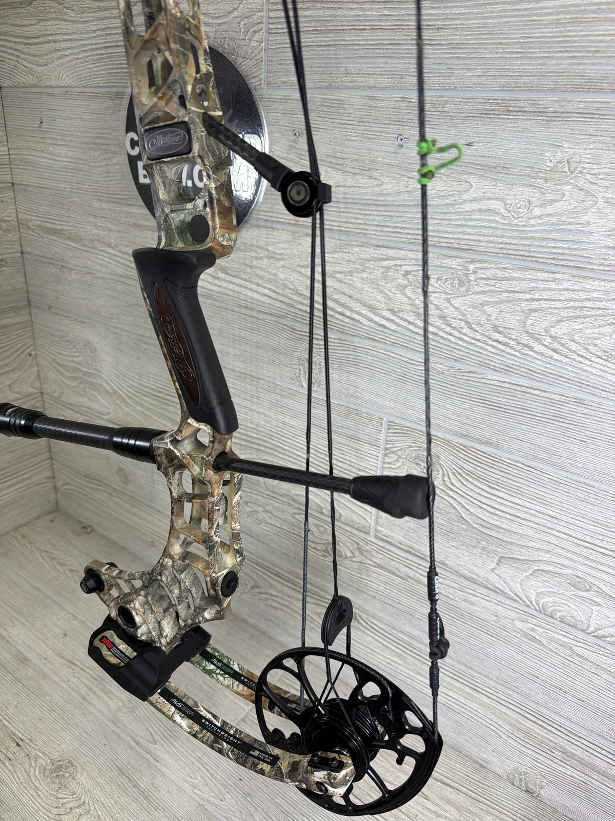 Used Mathews V3X 29 RealTree Edge Right Hand with Black Mathews Flatline 8" stablizer