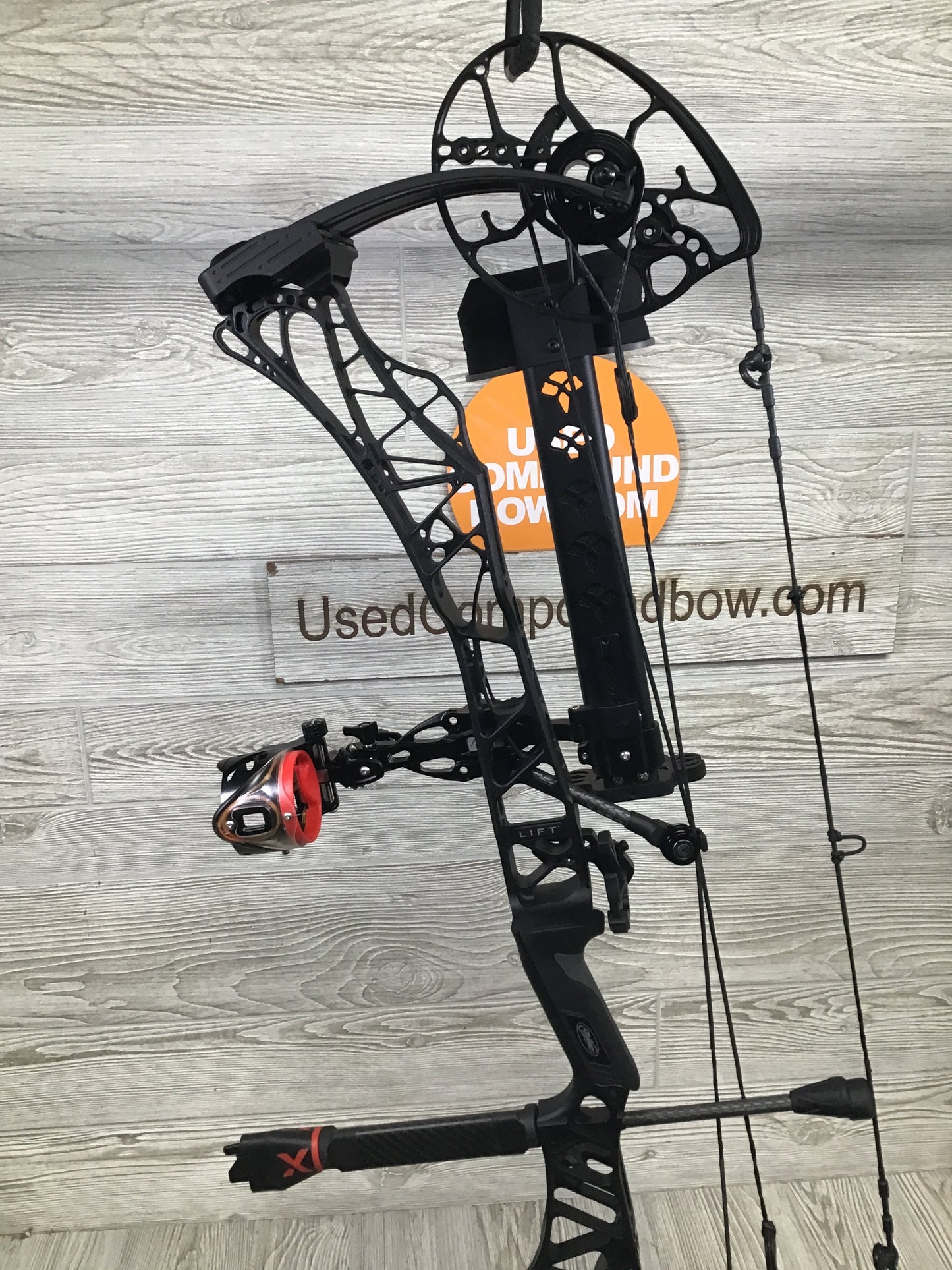 Used Mathews Lift X 29.5 Right Hand Black Bow 29/70 Package