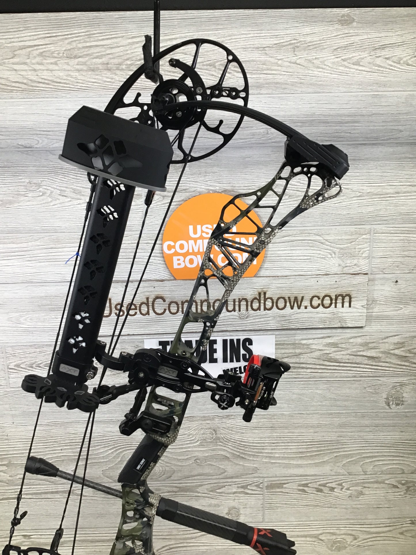 Used Mathews Lift X 29.5 Right Hand Kuiu Verde riser/ Black limbs 27"/70# Package