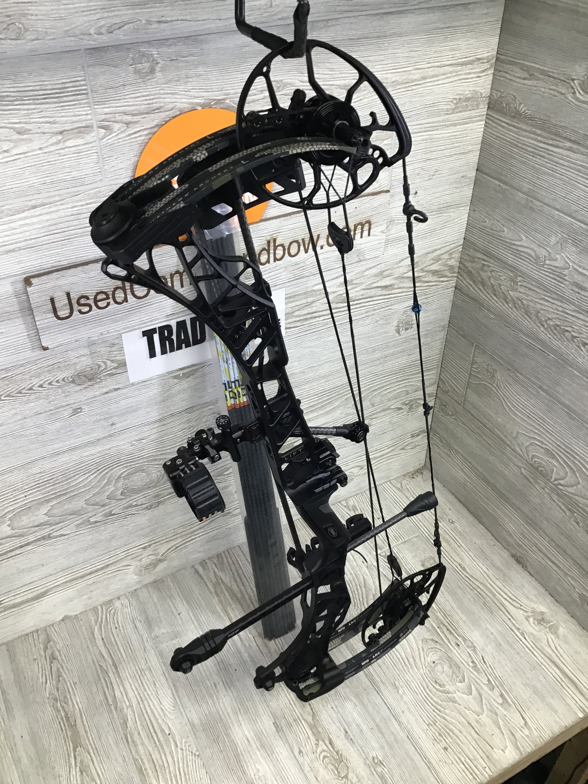 Used Mathews Lift X 29.5 Right Hand Black Riser/ Kuiu limbs 29.5/70 LOADED Pkg