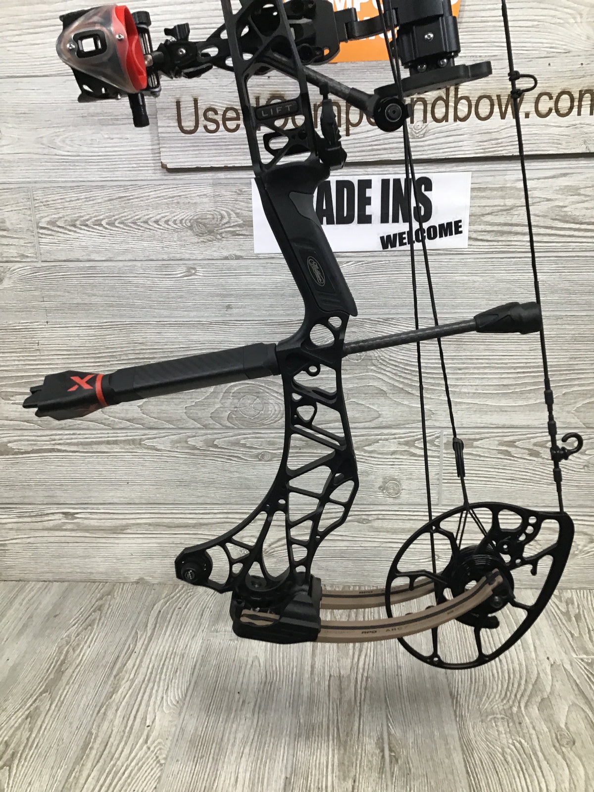 Used Mathews Lift X 29.5 Right Hand Black riser/Earth limbs Bow 27/65 Pkg
