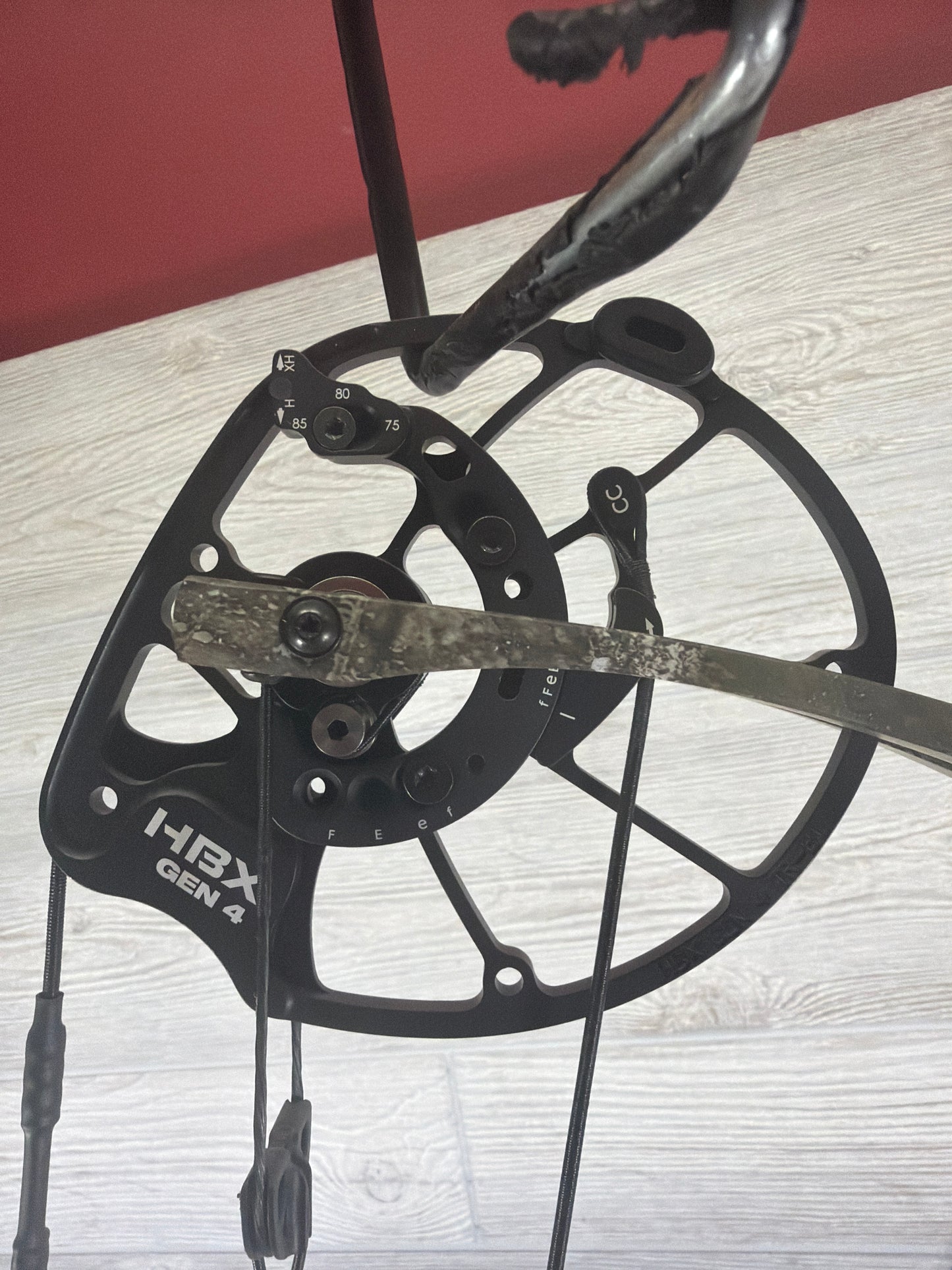 Used Hoyt RX-9 27.25" 70lb Realtree Apex Right hand Bow