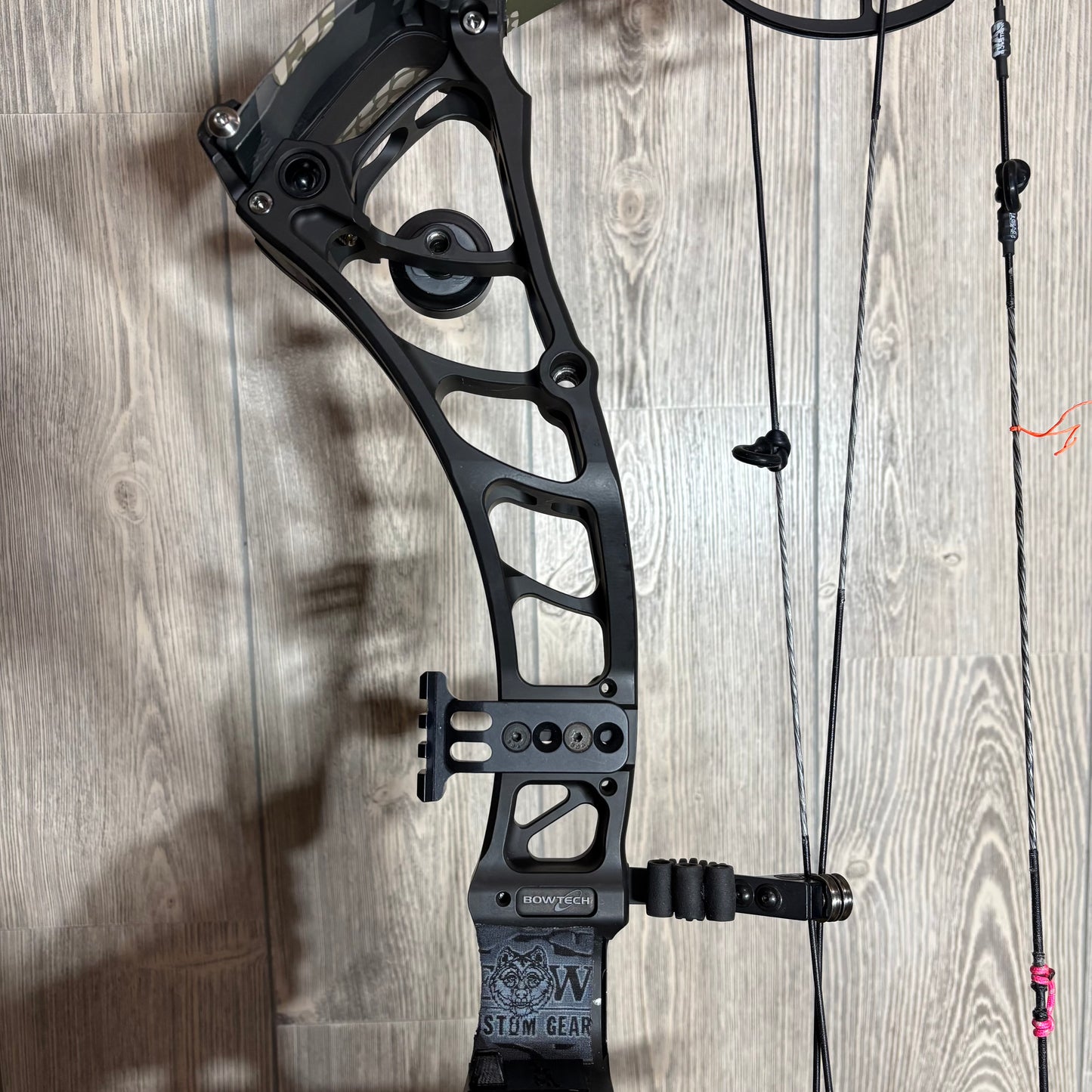 Used Bowtech Virtue Right Hand Black with Kuiu Limbs 60lb with SystmX strings + Bowtech Stand