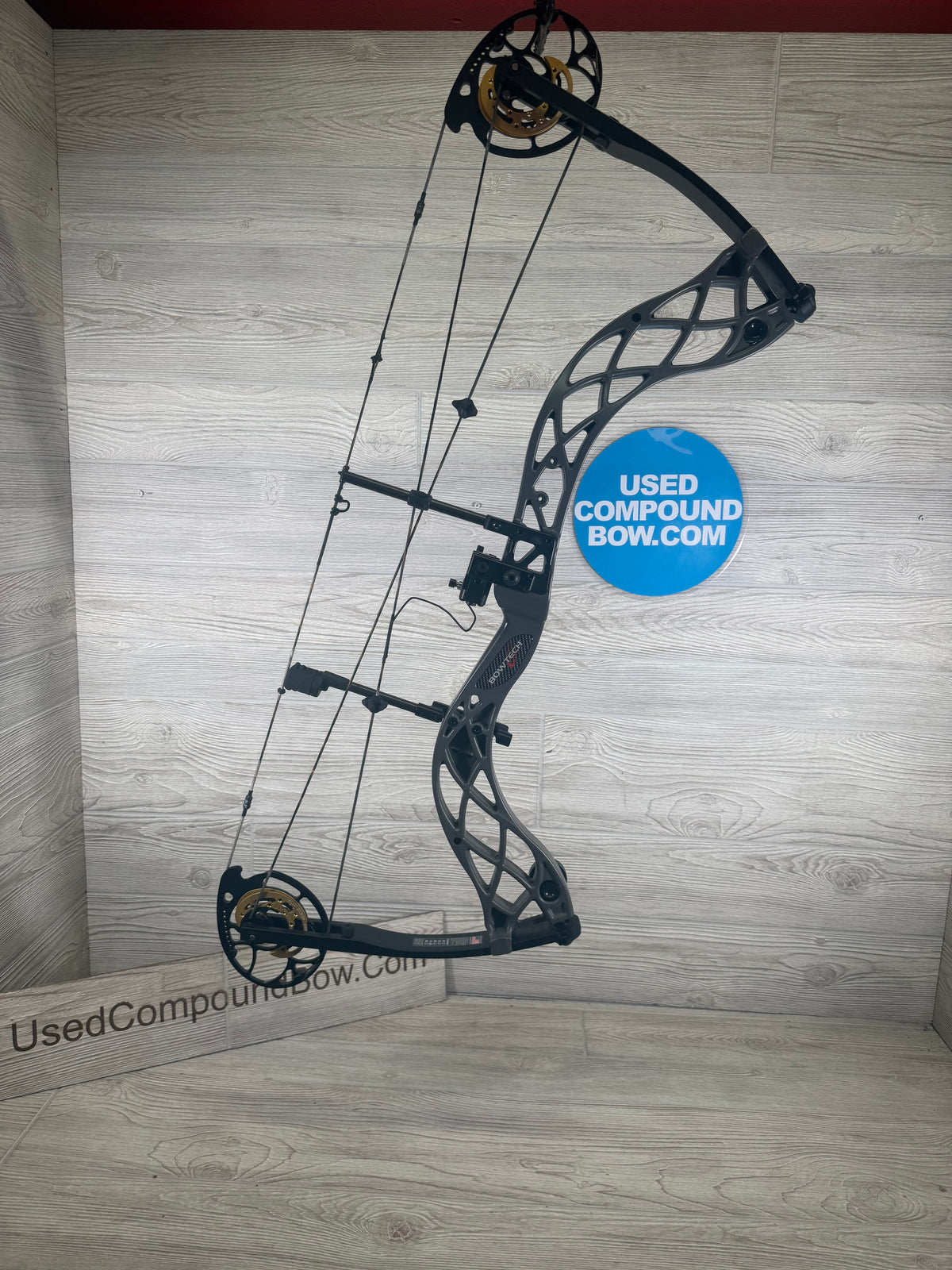 Used Bowtech Carbon Icon 28" 70lb Stealth Gray Right Hand