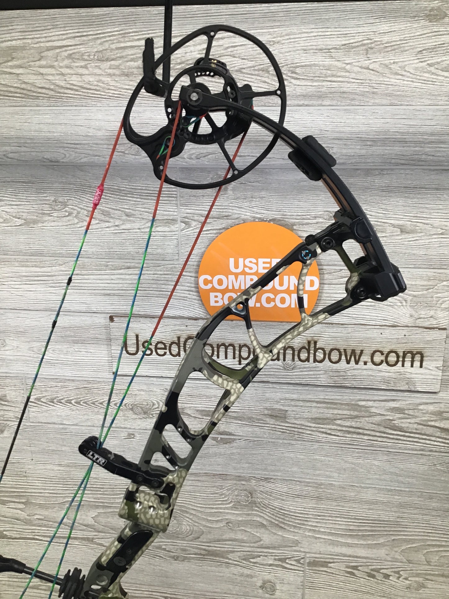 Used Elite Omnia Right Hand 70lb Kuiu Verde.