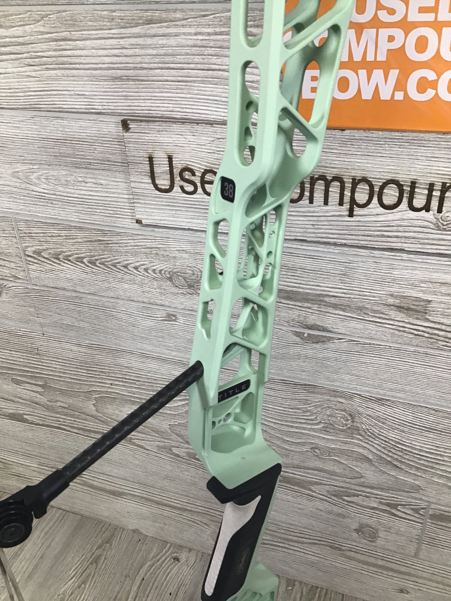 Used Mathews Title 38 G2 Mint with Black limbs LH