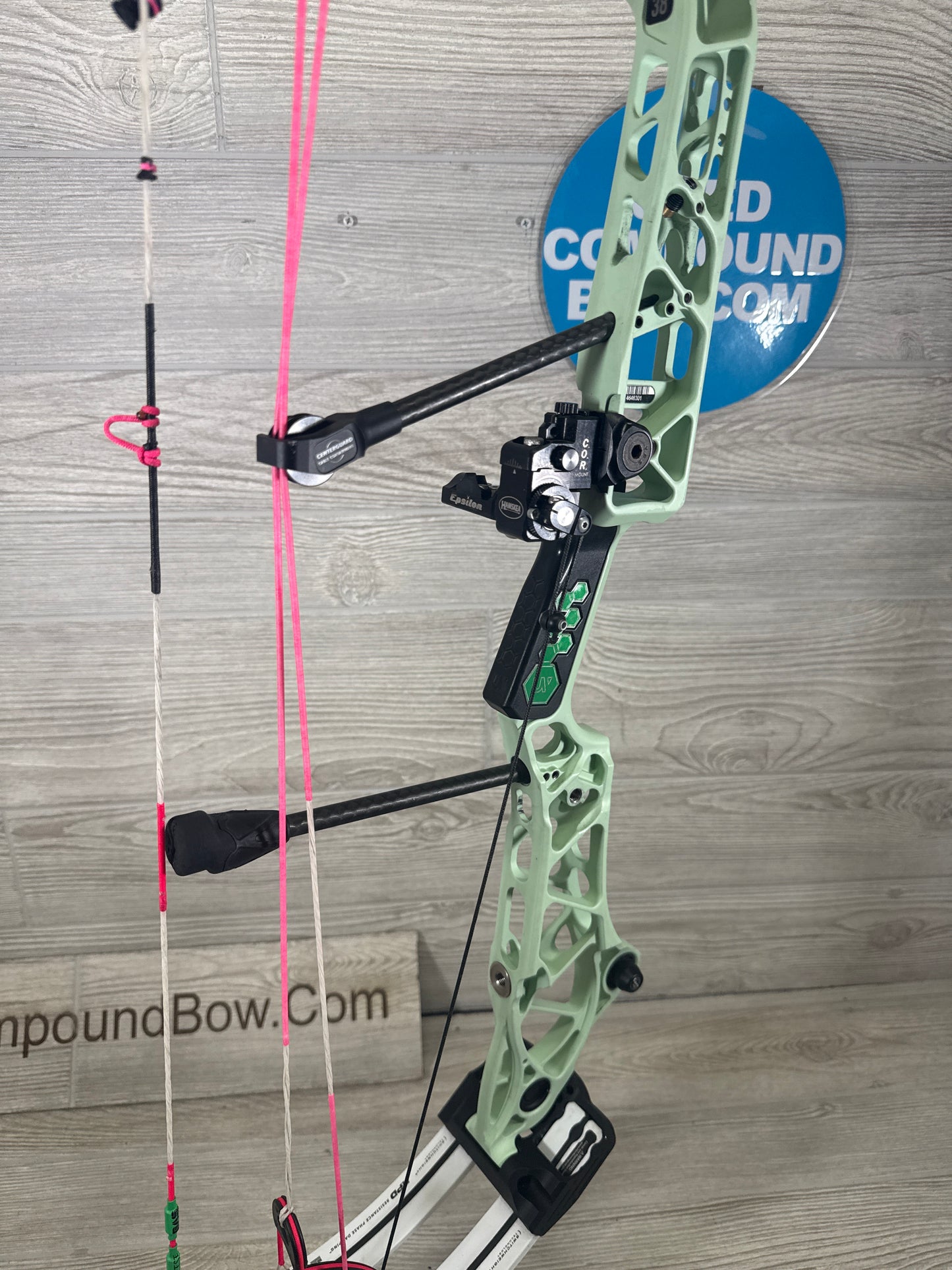 Mathews Title 38 GEN 1 Right Handed Mint White limbs