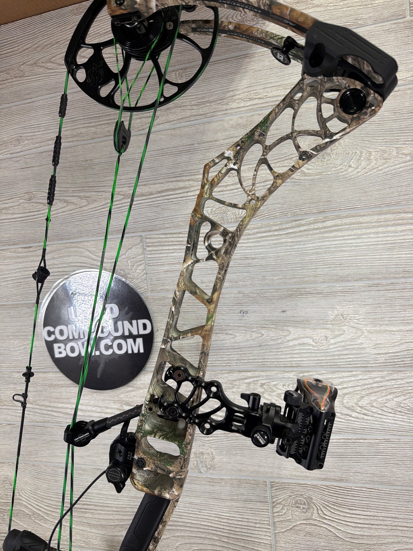 Used Mathews V3 31 30" 70lb RH Realtree Edge PKG