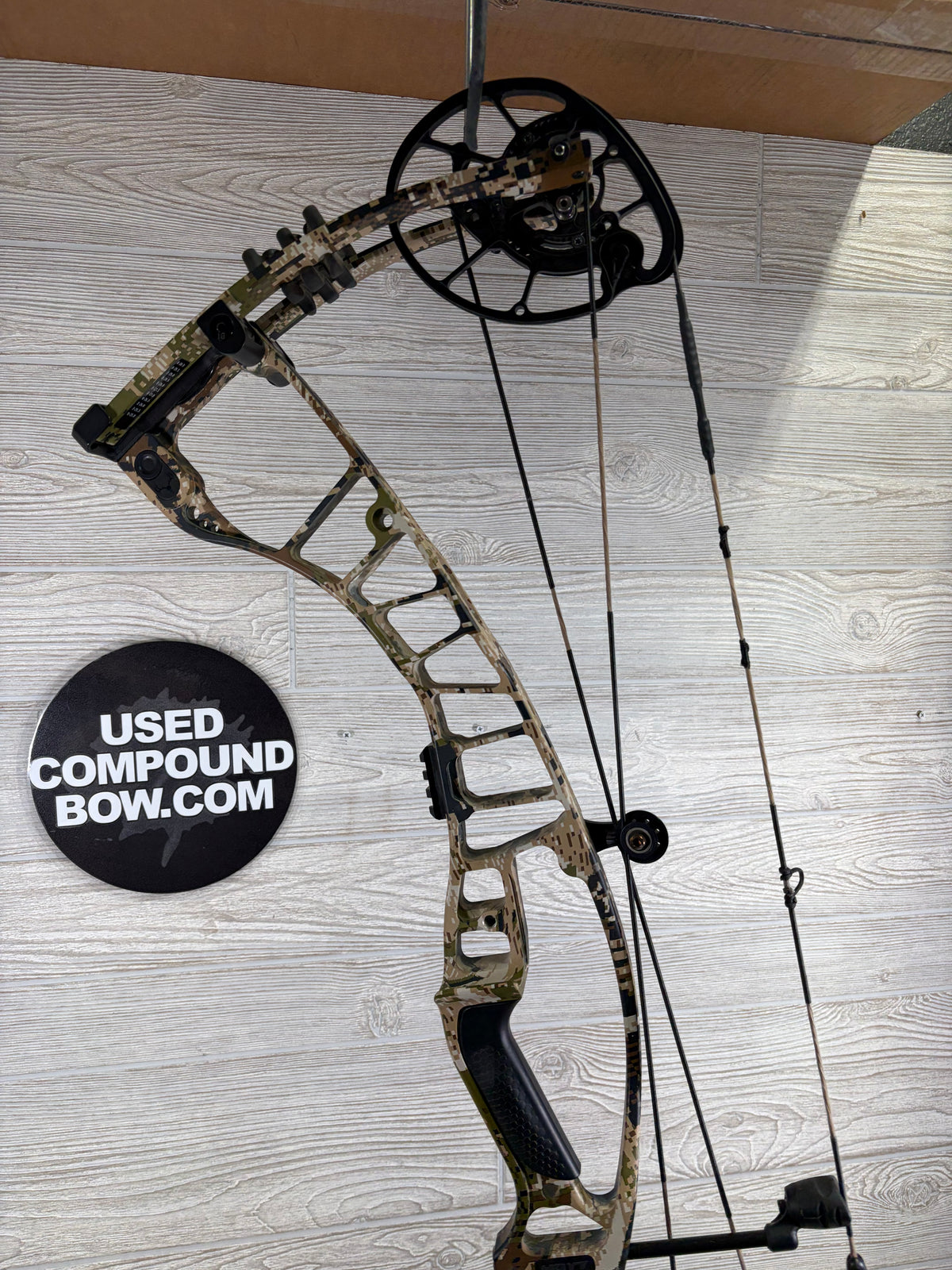 Used Hoyt Ventum 30 25-28" 60-70lb RH Sitka Sub Alpine Bow