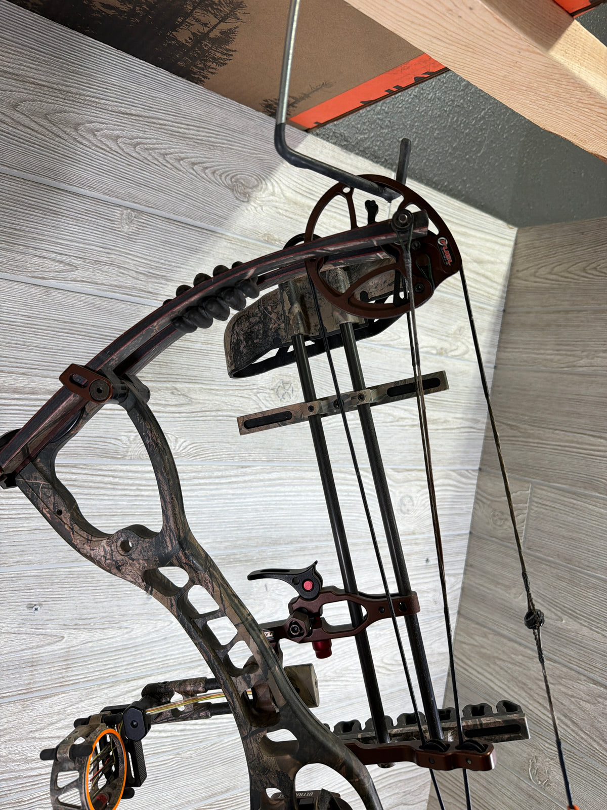 Hoyt CRX 32 27.5"/70# Right Handed Realtree package