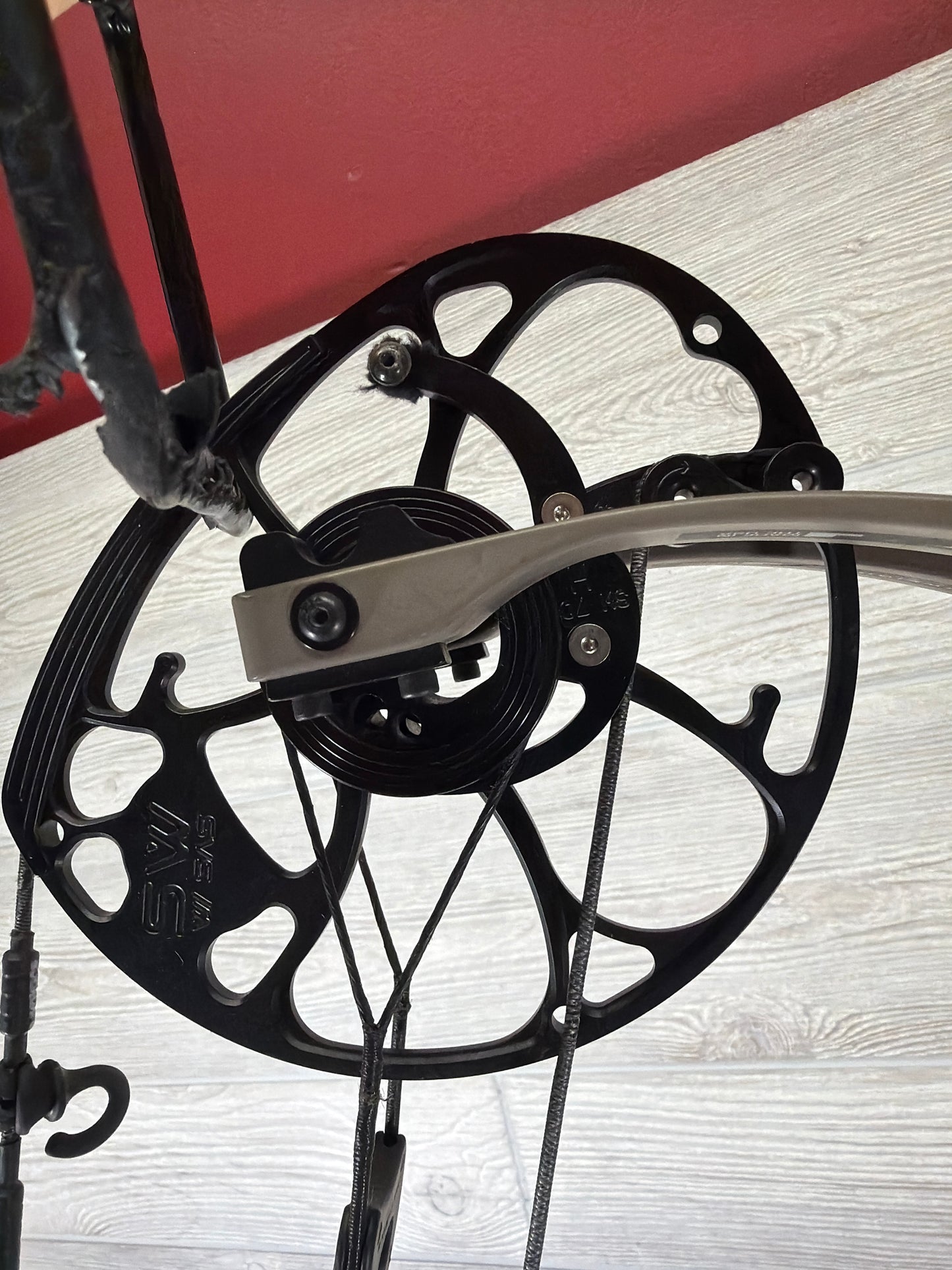 Used Mathews V3X 33 28" 70lb Right Hand Granite Bow