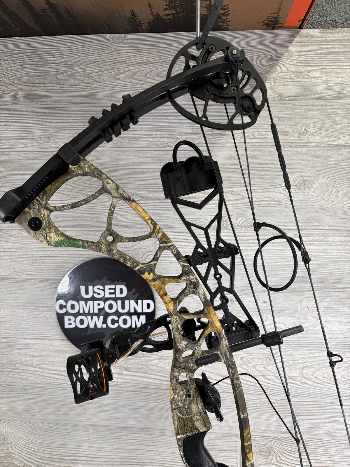 Used Hoyt Torrex Package RH Camo 50-60lbs 26-30" Draw