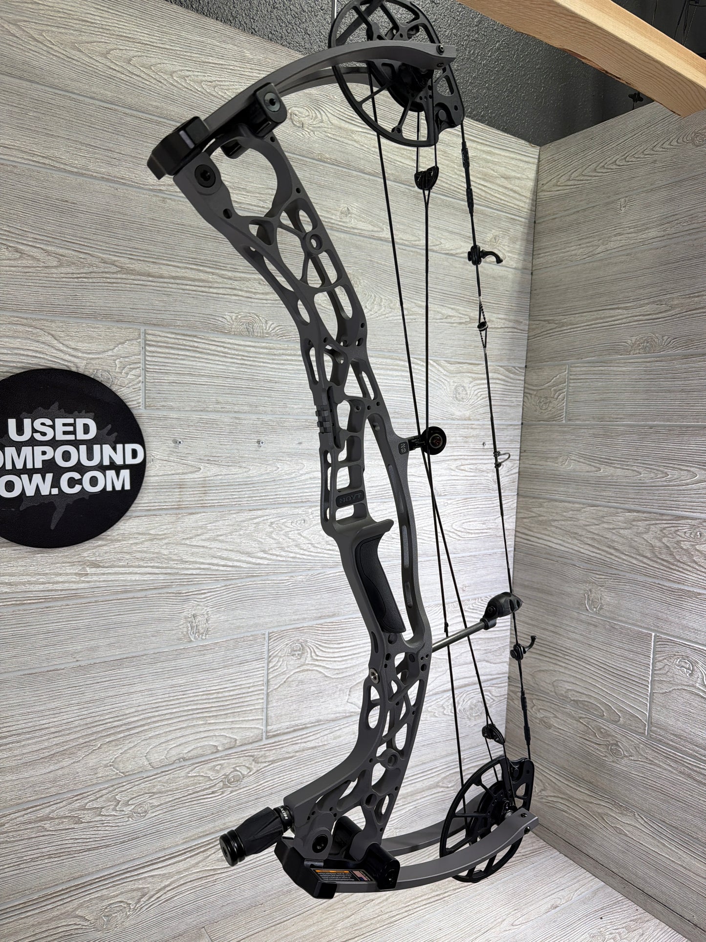 Used Hoyt Alpha AX-2 29 Tombstone RH 60-70# 27.5"