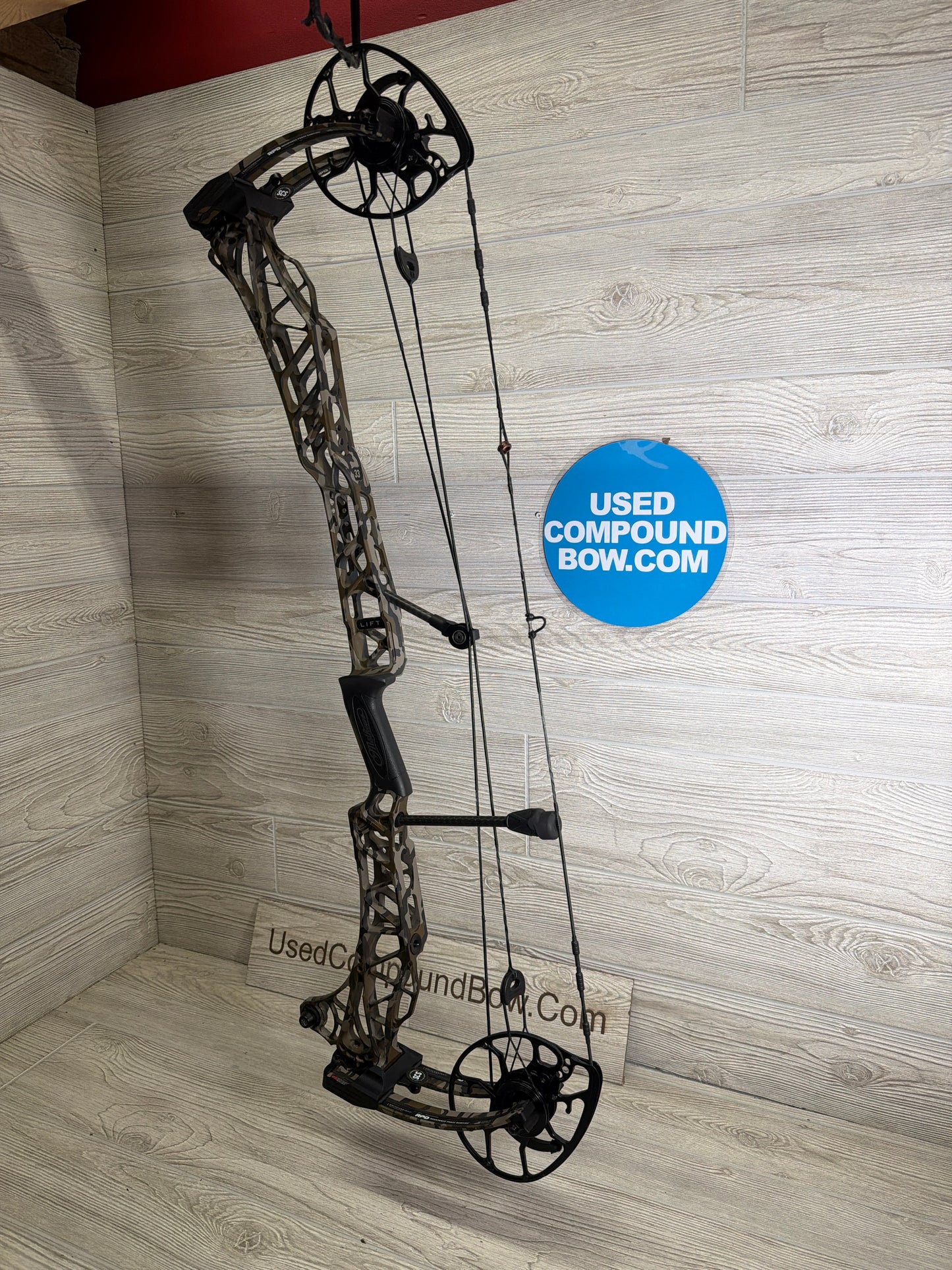 Used Mathews LIFT 33 27.5" 70lb Mossy Oak Bottomland Right Hand Bow