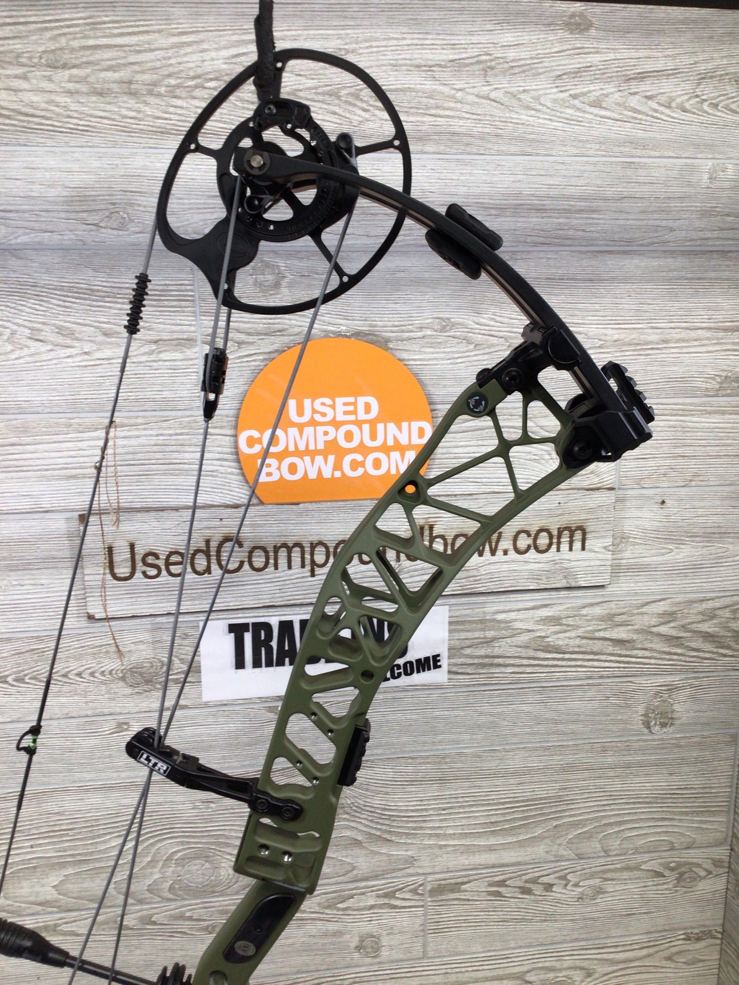 Elite Varos Right Handed 60-70# 25.5-31" OD Green
