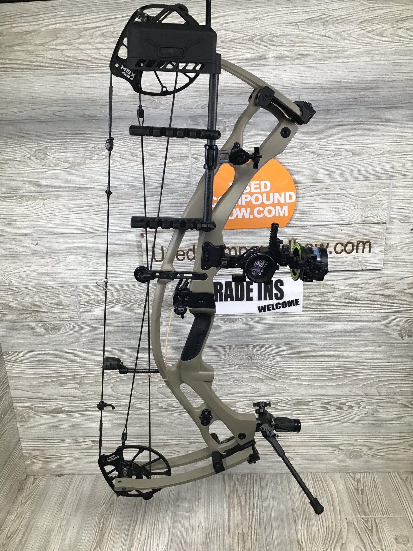 Hoyt RX-10 RH Sandstorm 70lb RTH Package